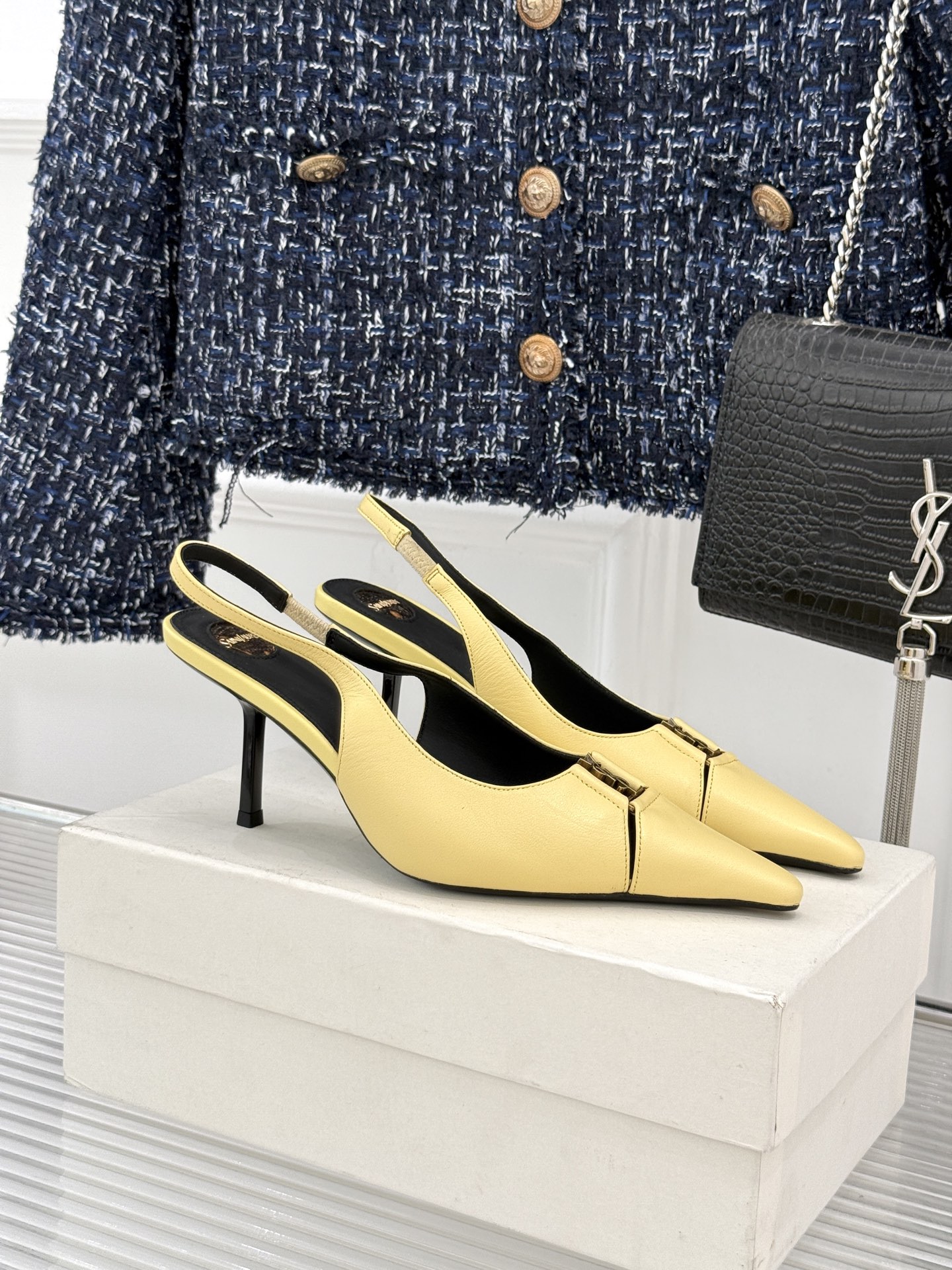Saint Laurent /圣罗兰YSL经典金属扣尖头后空高跟凉鞋镌刻法式摩登的利落锋芒。尖头廓形延伸