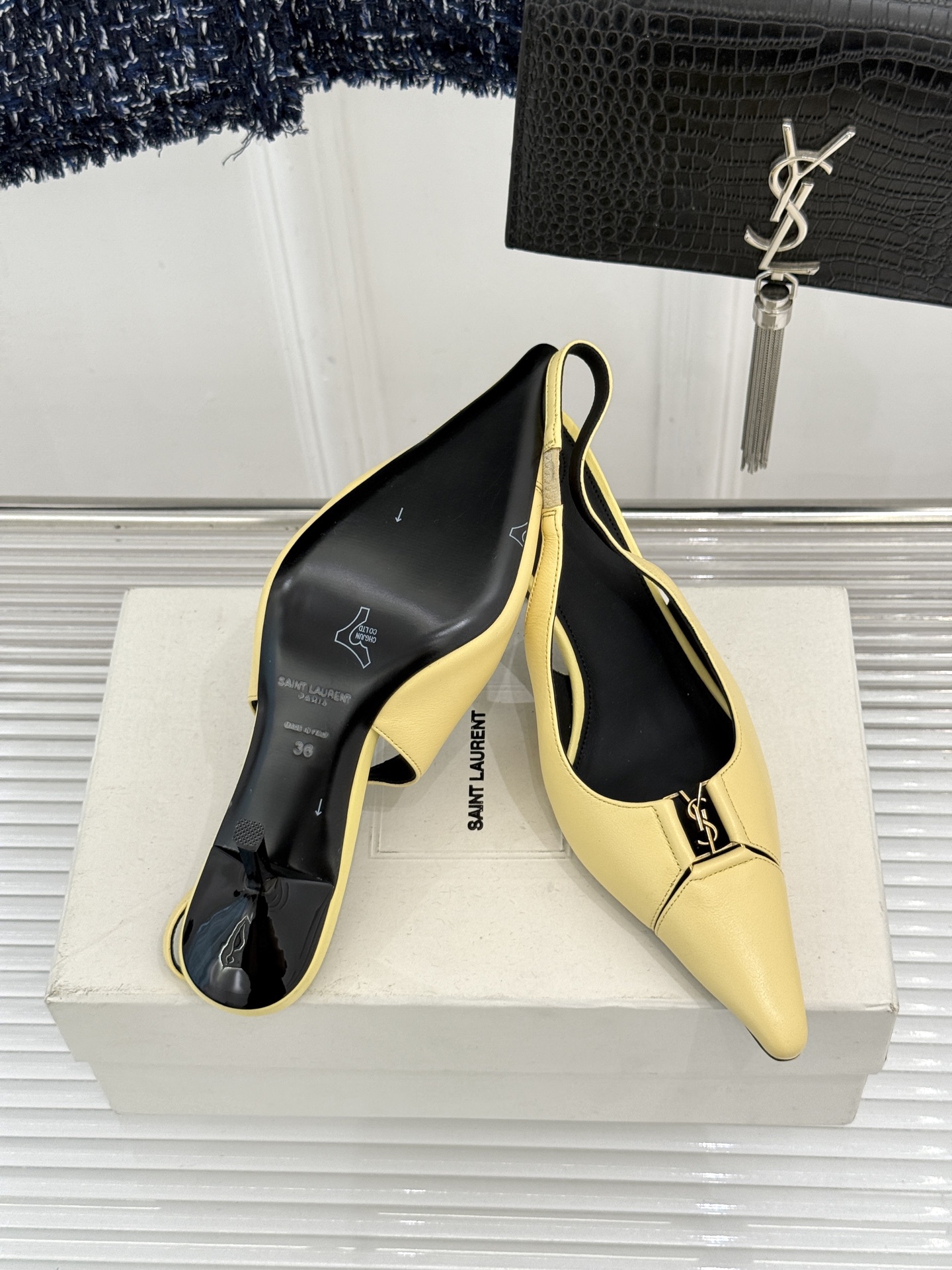 Saint Laurent /圣罗兰YSL经典金属扣尖头后空高跟凉鞋镌刻法式摩登的利落锋芒。尖头廓形延伸