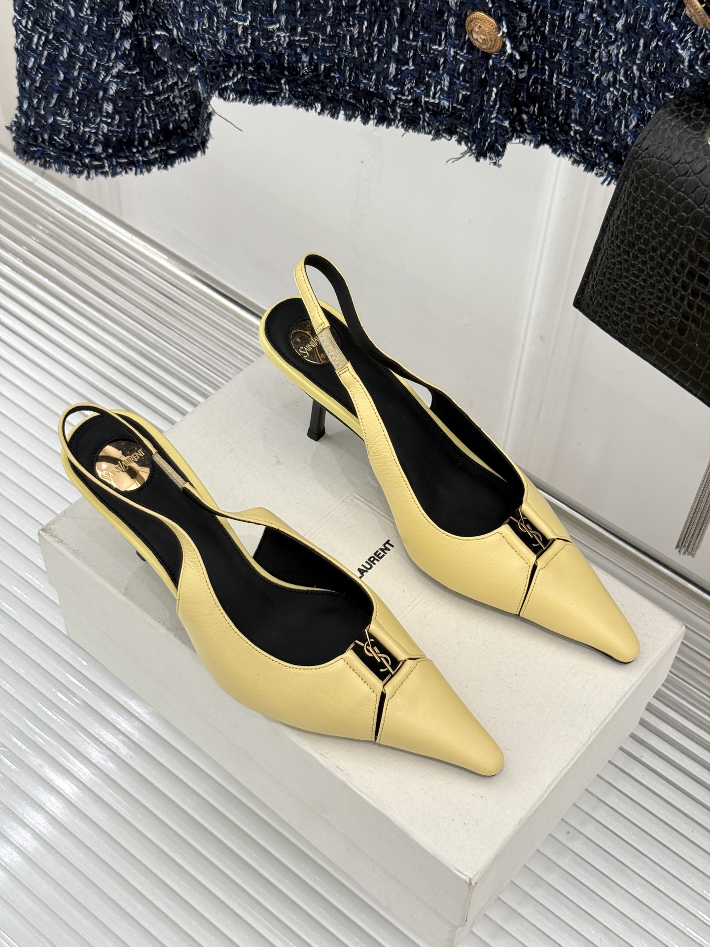 Saint Laurent /圣罗兰YSL经典金属扣尖头后空高跟凉鞋镌刻法式摩登的利落锋芒。尖头廓形延伸