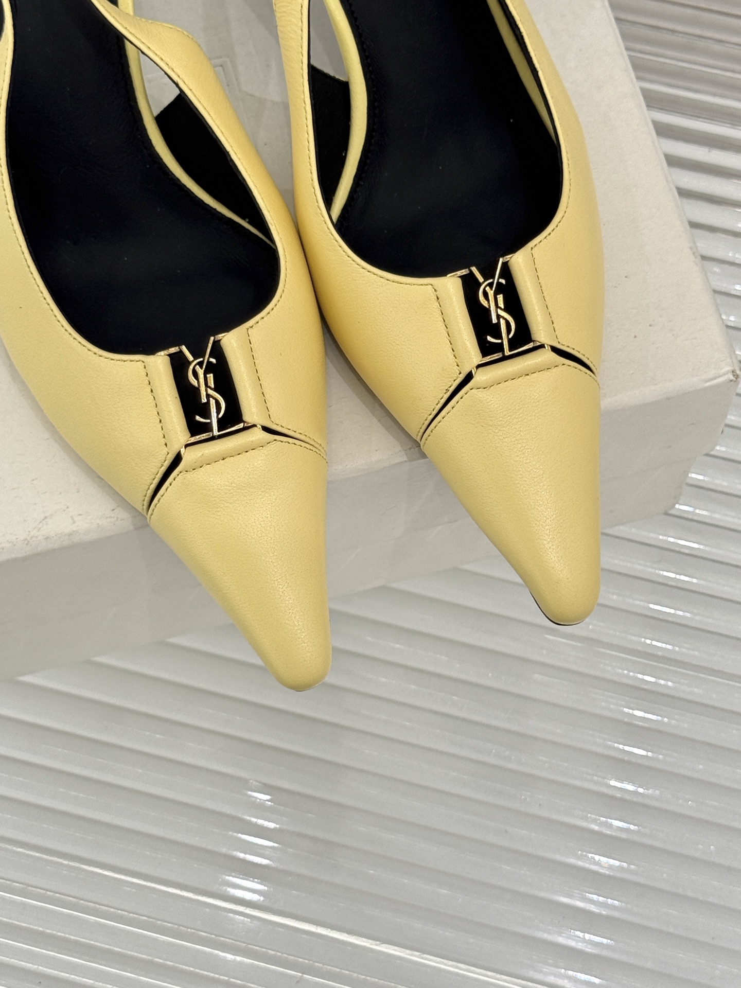 Saint Laurent /圣罗兰YSL经典金属扣尖头后空高跟凉鞋镌刻法式摩登的利落锋芒。尖头廓形延伸