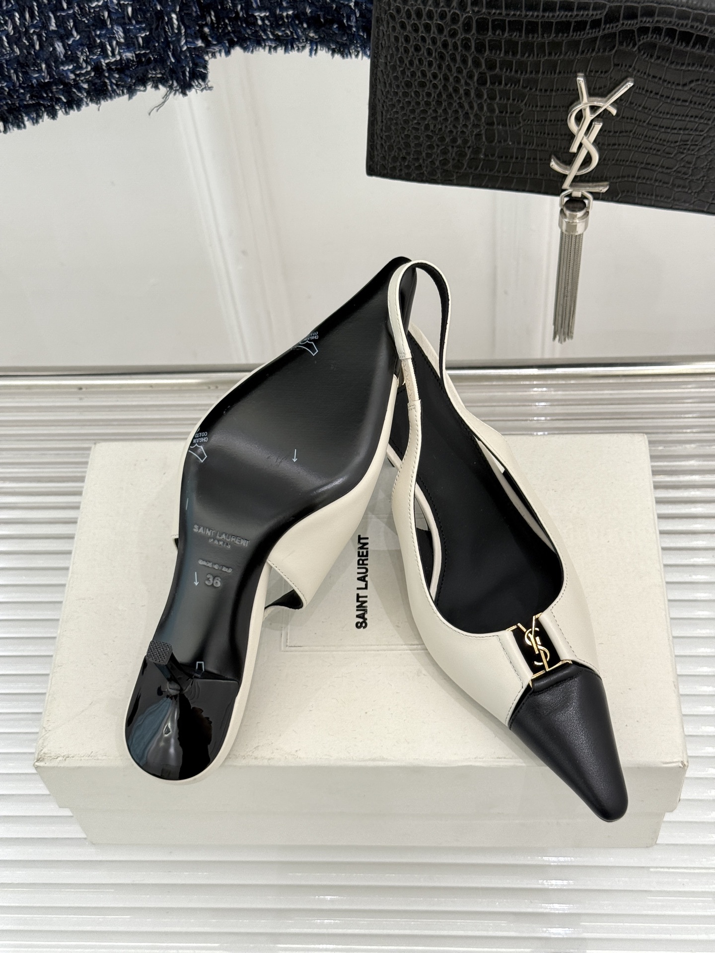 Saint Laurent /圣罗兰YSL经典金属扣尖头后空高跟凉鞋镌刻法式摩登的利落锋芒。尖头廓形延伸