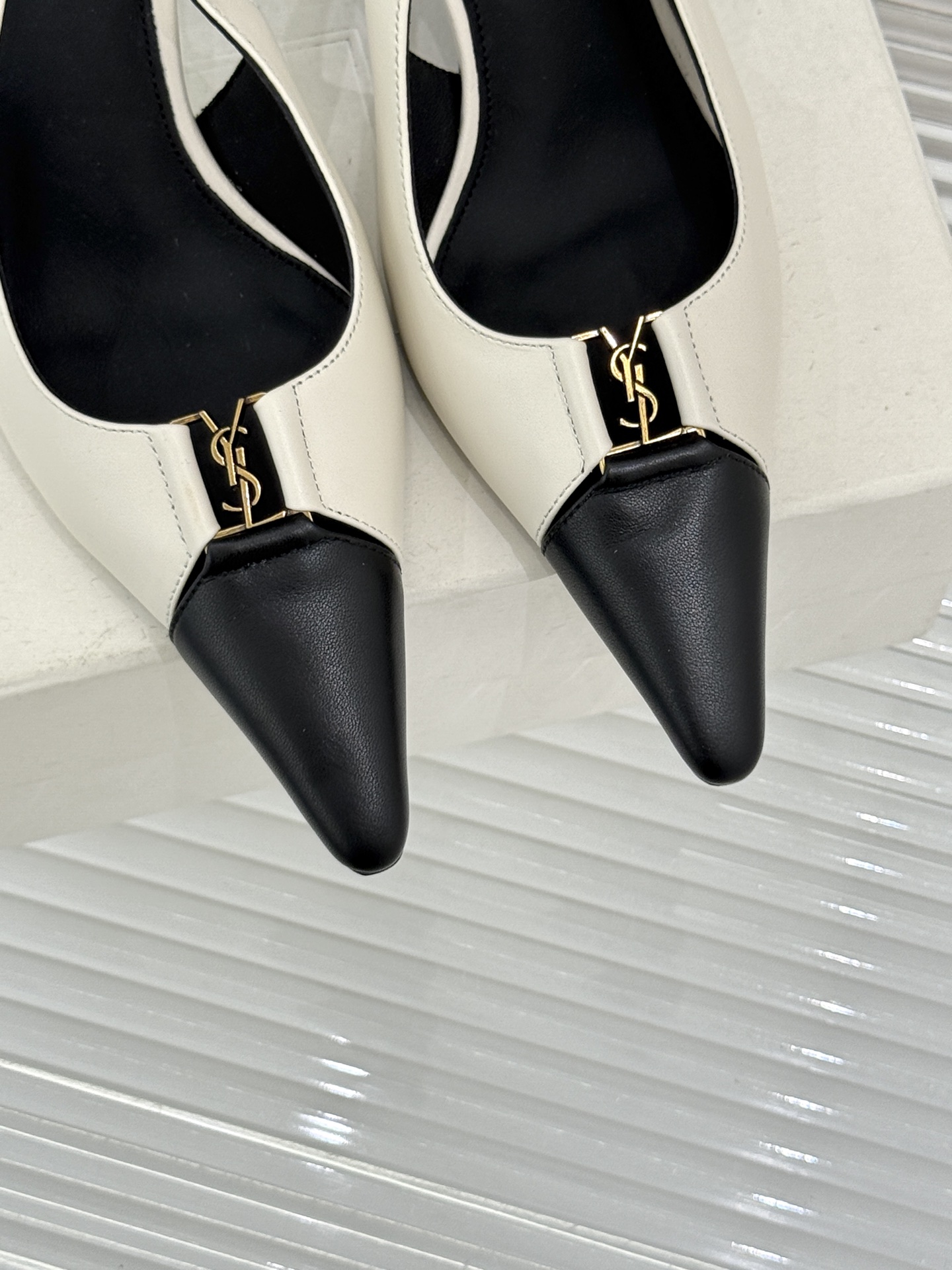 Saint Laurent /圣罗兰YSL经典金属扣尖头后空高跟凉鞋镌刻法式摩登的利落锋芒。尖头廓形延伸