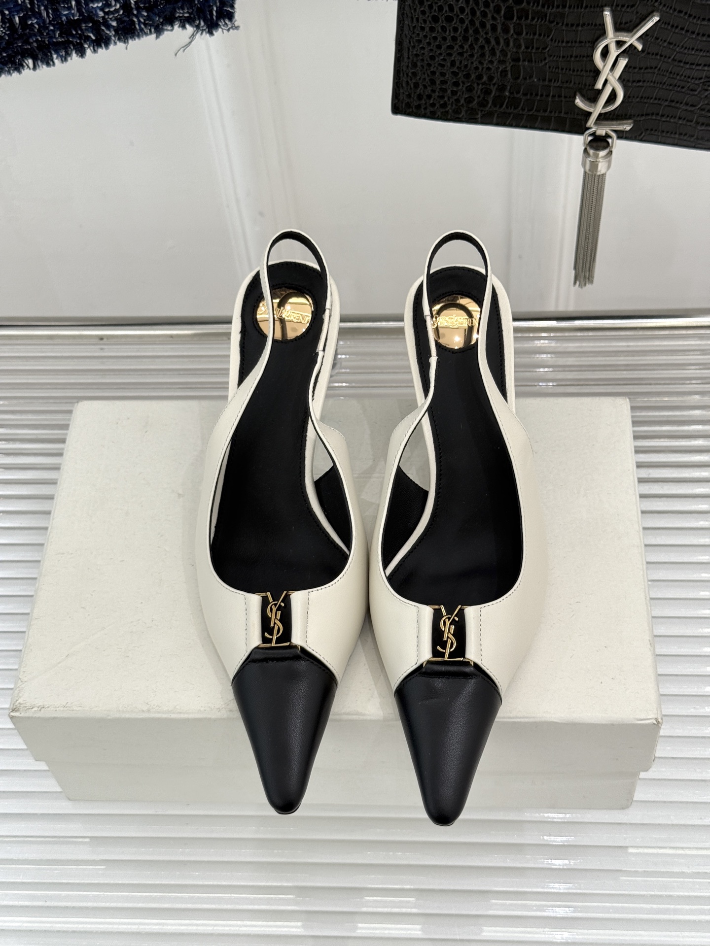 Saint Laurent /圣罗兰YSL经典金属扣尖头后空高跟凉鞋镌刻法式摩登的利落锋芒。尖头廓形延伸