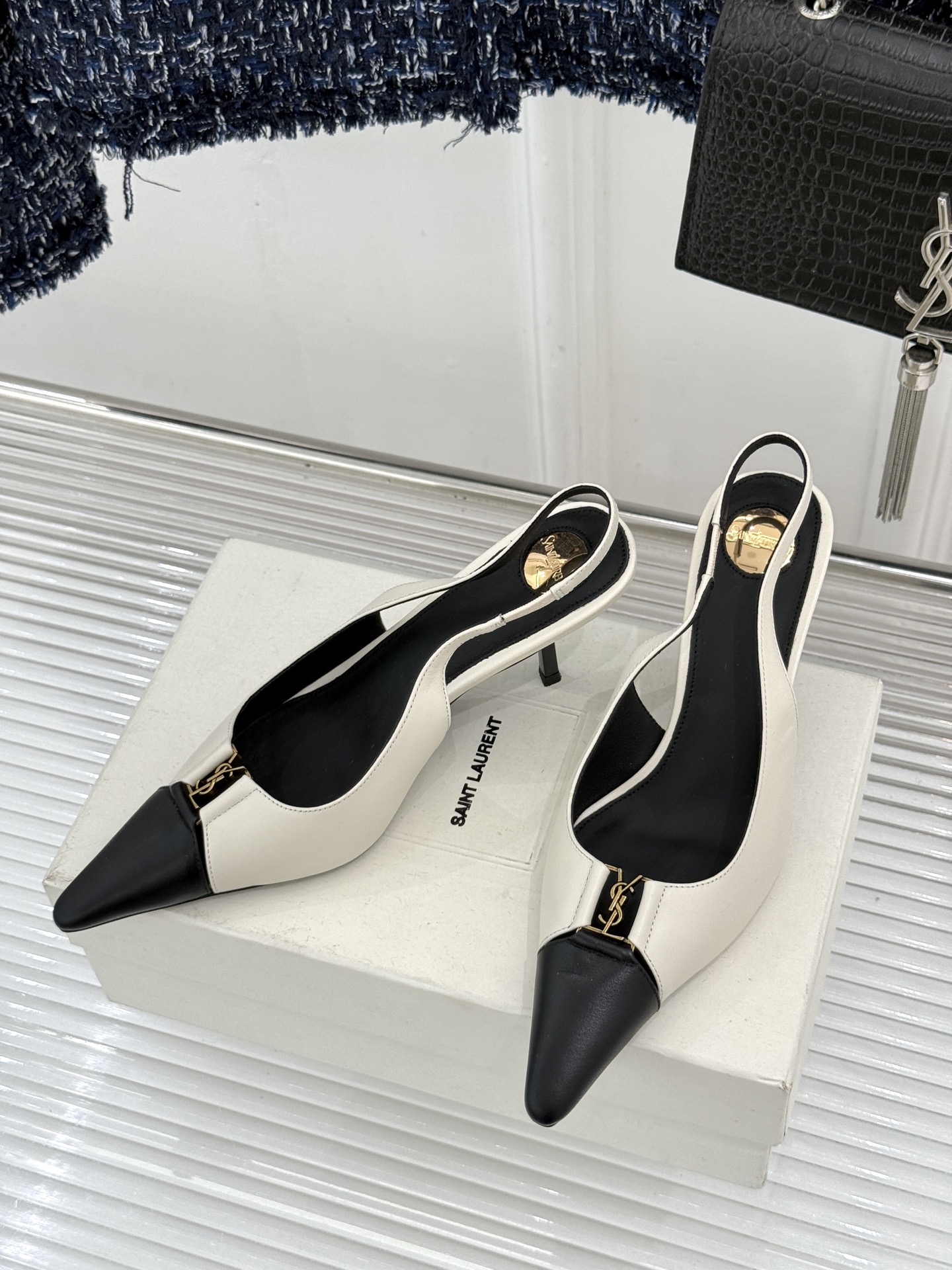 Saint Laurent /圣罗兰YSL经典金属扣尖头后空高跟凉鞋镌刻法式摩登的利落锋芒。尖头廓形延伸