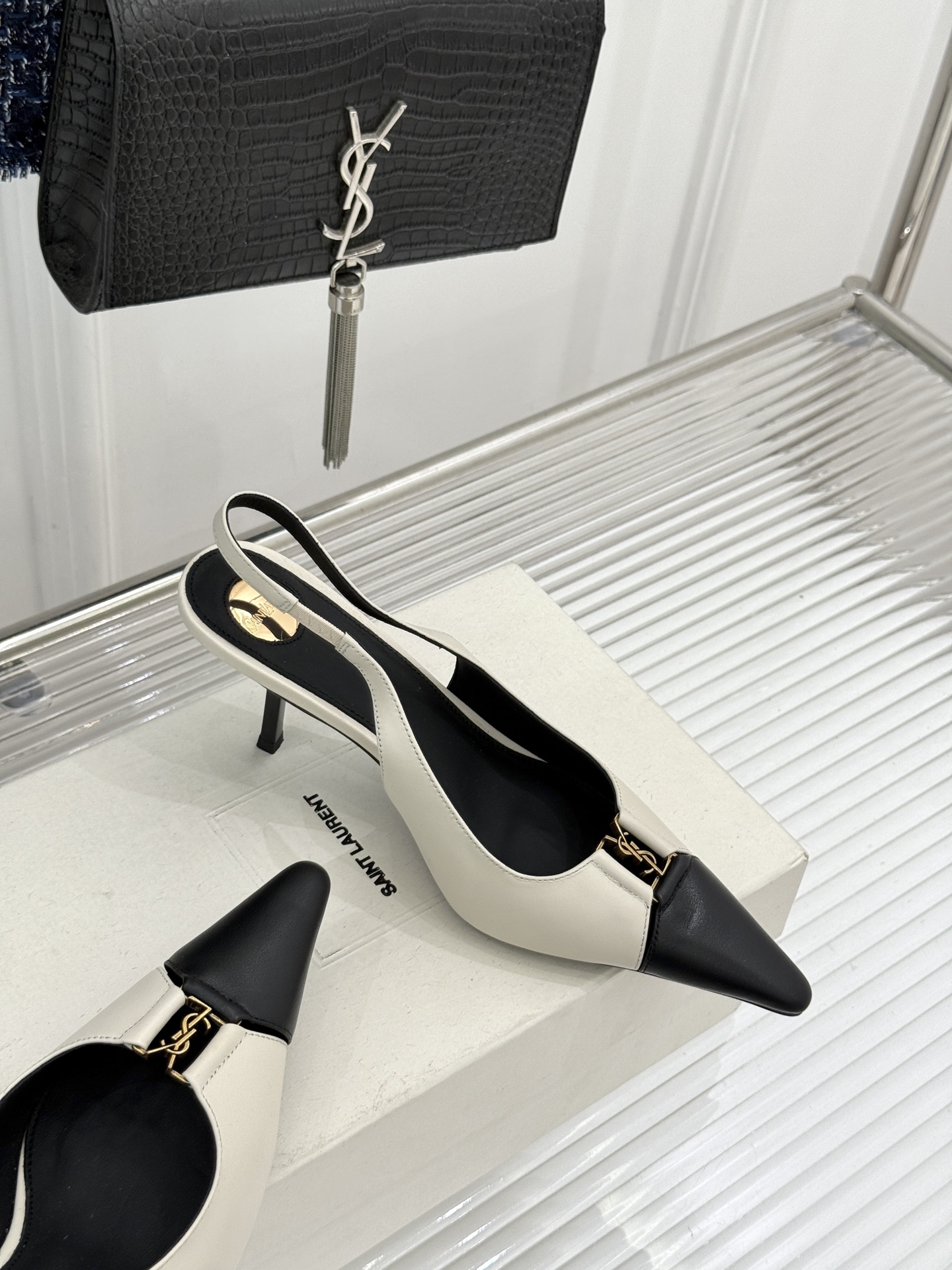 Saint Laurent /圣罗兰YSL经典金属扣尖头后空高跟凉鞋镌刻法式摩登的利落锋芒。尖头廓形延伸