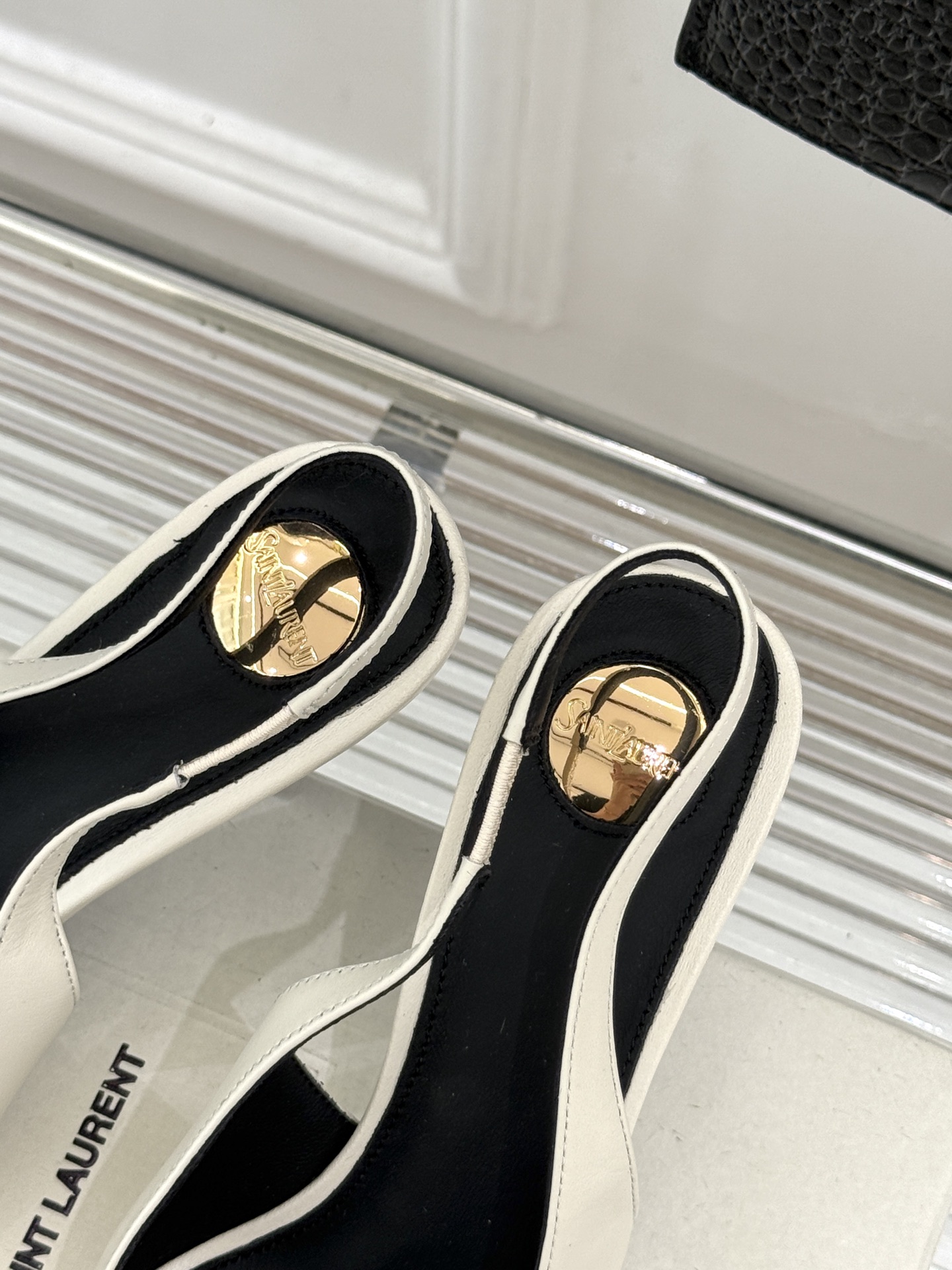 Saint Laurent /圣罗兰YSL经典金属扣尖头后空高跟凉鞋镌刻法式摩登的利落锋芒。尖头廓形延伸