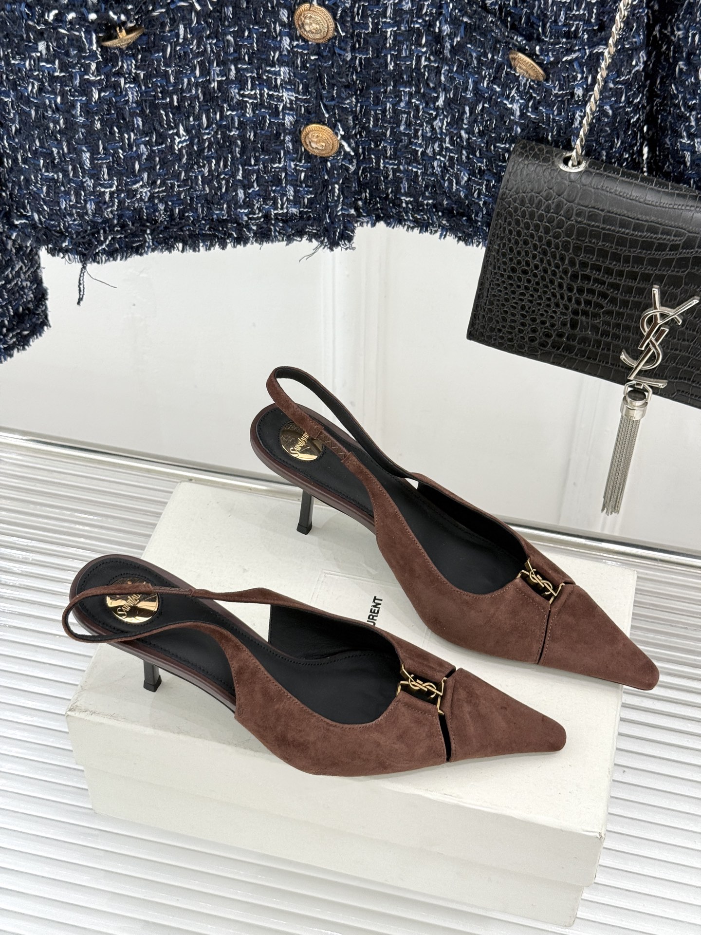 Saint Laurent /圣罗兰YSL经典金属扣尖头后空高跟凉鞋镌刻法式摩登的利落锋芒。尖头廓形延伸