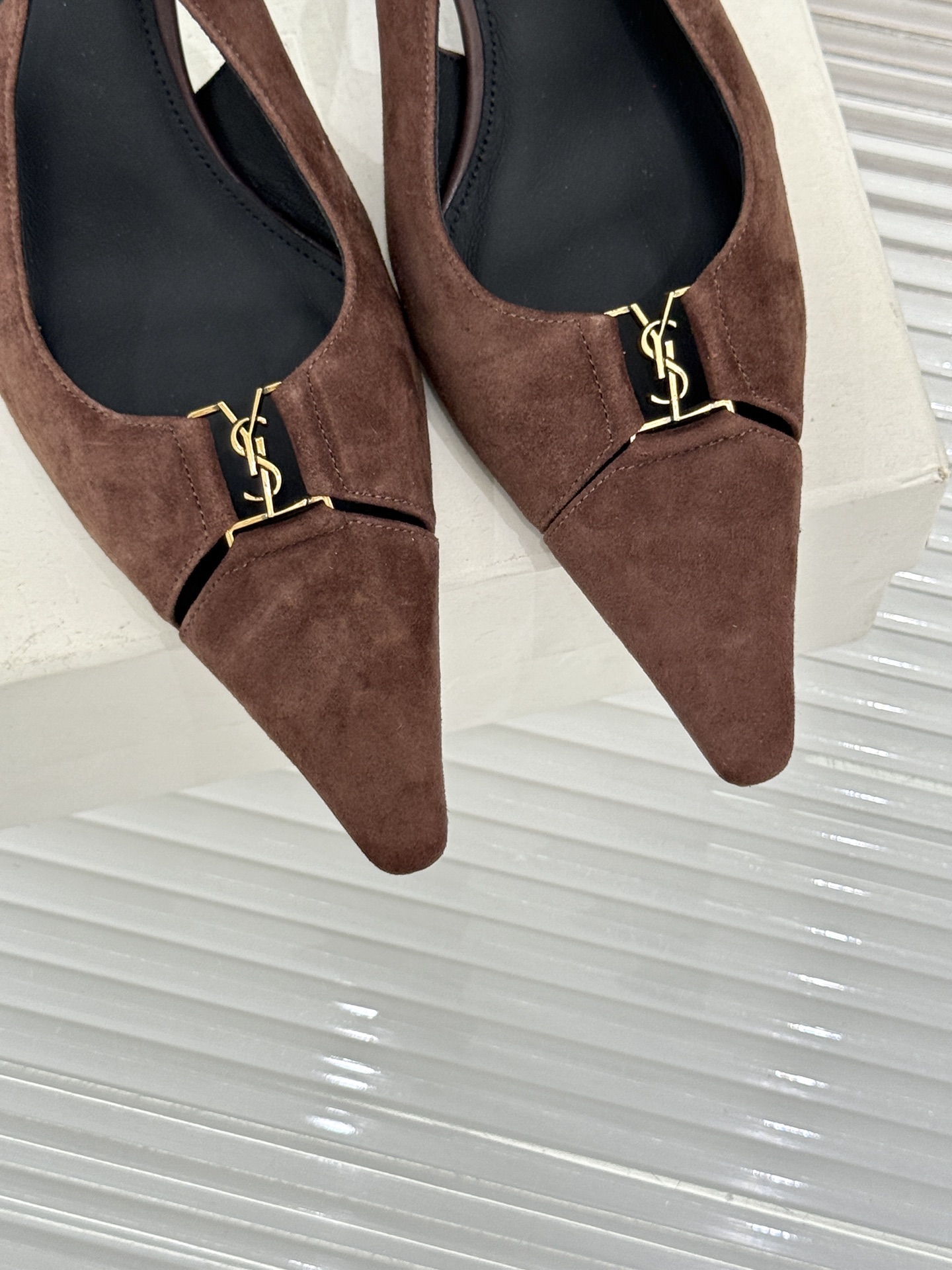 Saint Laurent /圣罗兰YSL经典金属扣尖头后空高跟凉鞋镌刻法式摩登的利落锋芒。尖头廓形延伸
