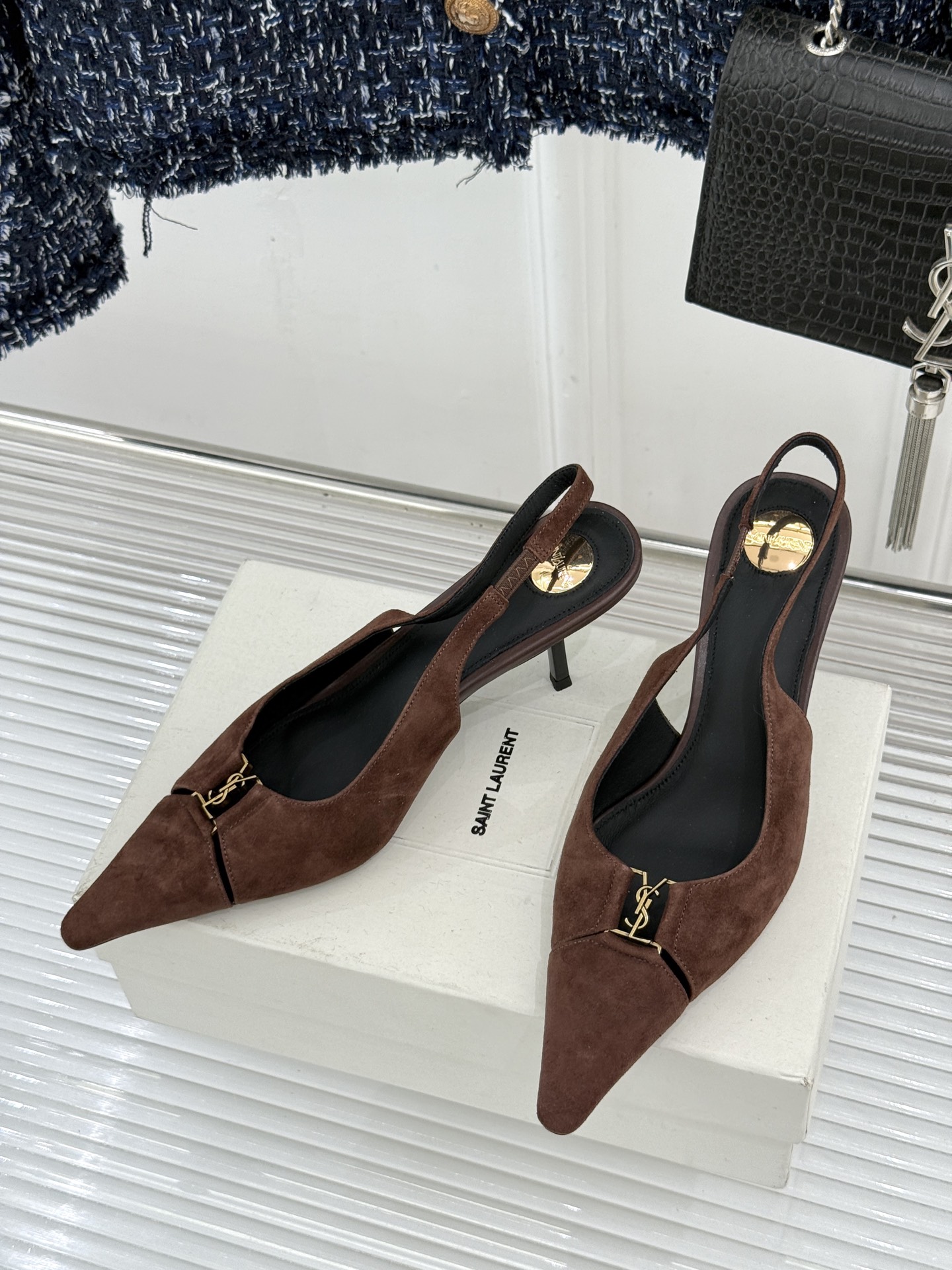 Saint Laurent /圣罗兰YSL经典金属扣尖头后空高跟凉鞋镌刻法式摩登的利落锋芒。尖头廓形延伸