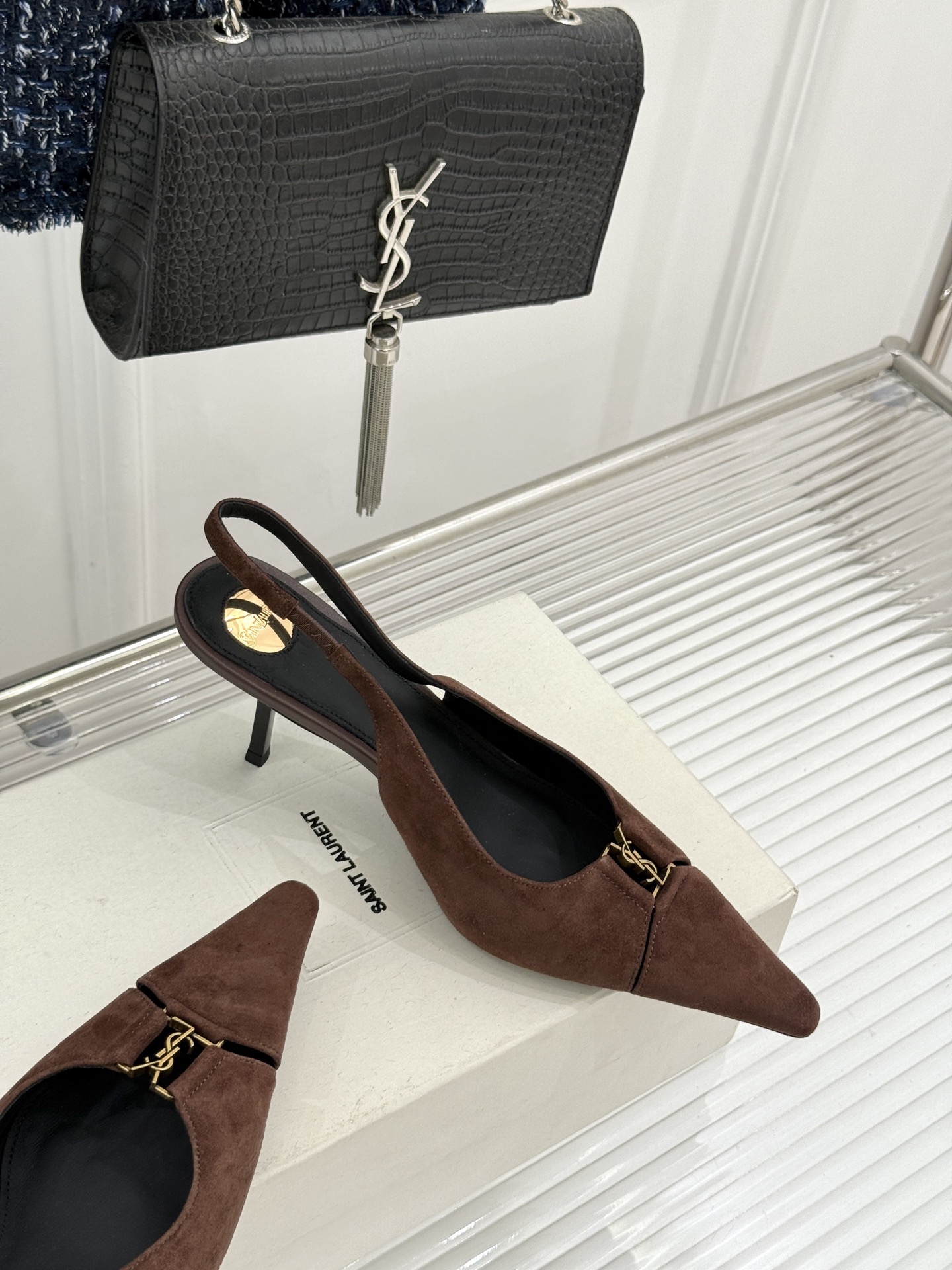 Saint Laurent /圣罗兰YSL经典金属扣尖头后空高跟凉鞋镌刻法式摩登的利落锋芒。尖头廓形延伸