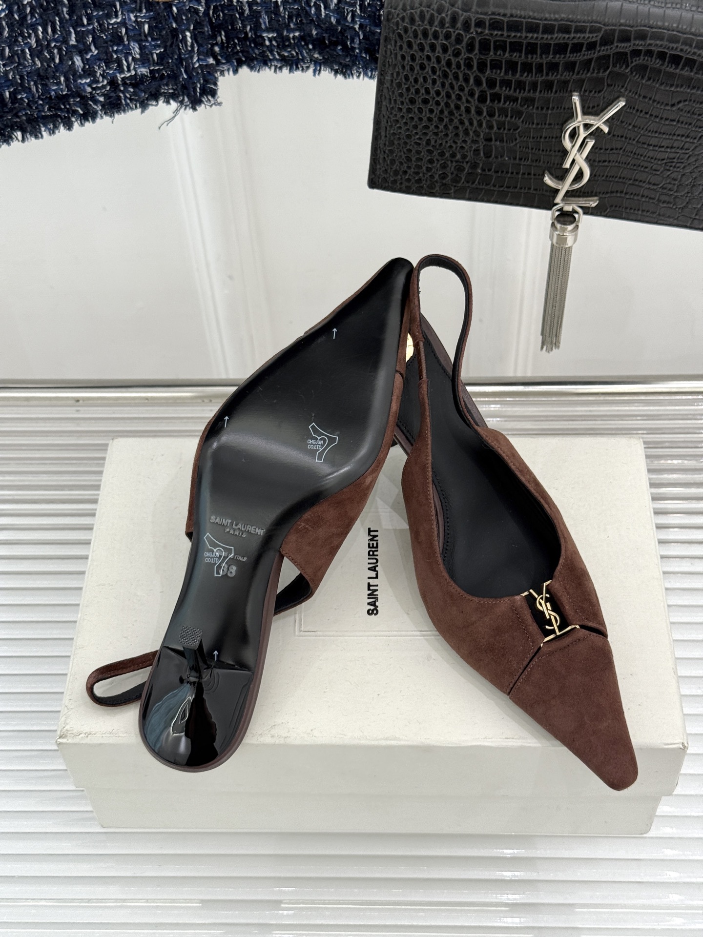 Saint Laurent /圣罗兰YSL经典金属扣尖头后空高跟凉鞋镌刻法式摩登的利落锋芒。尖头廓形延伸