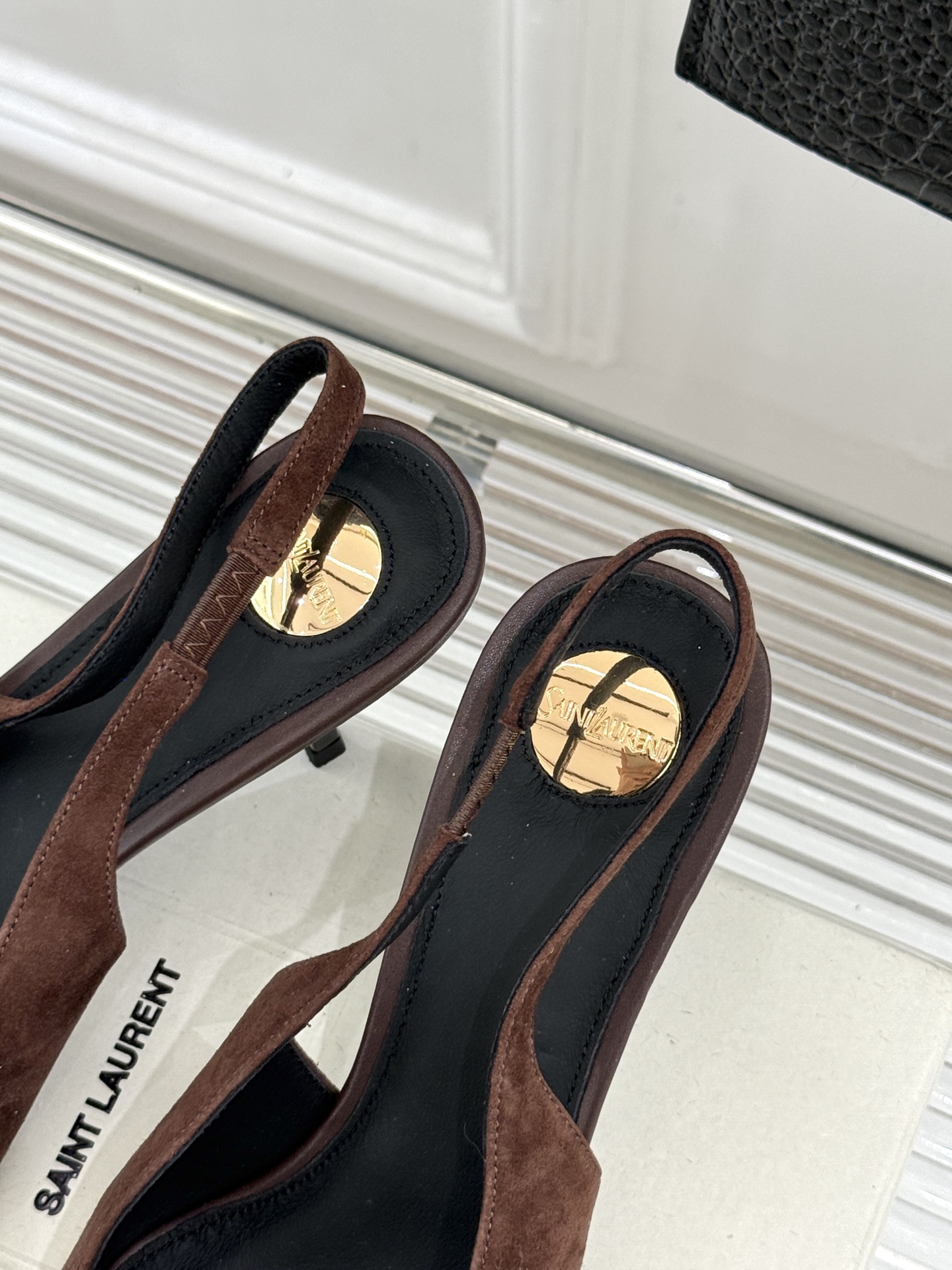 Saint Laurent /圣罗兰YSL经典金属扣尖头后空高跟凉鞋镌刻法式摩登的利落锋芒。尖头廓形延伸