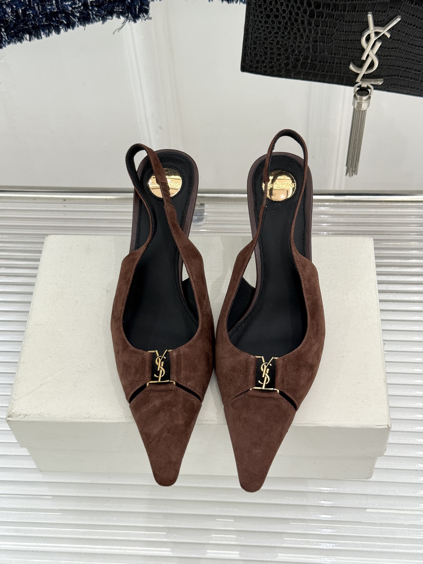 Saint Laurent /圣罗兰YSL经典金属扣尖头后空高跟凉鞋镌刻法式摩登的利落锋芒。尖头廓形延伸
