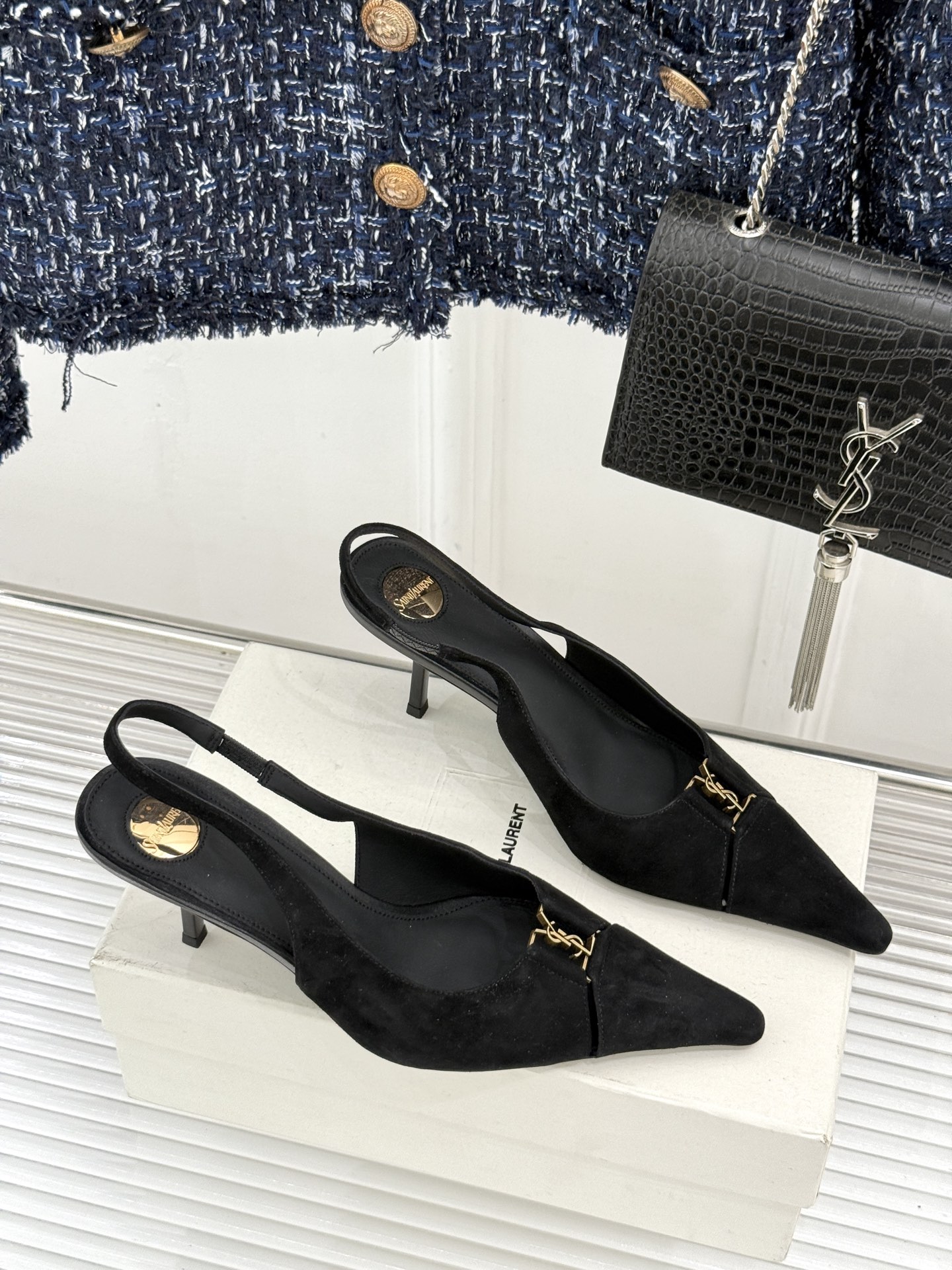 Saint Laurent /圣罗兰YSL经典金属扣尖头后空高跟凉鞋镌刻法式摩登的利落锋芒。尖头廓形延伸