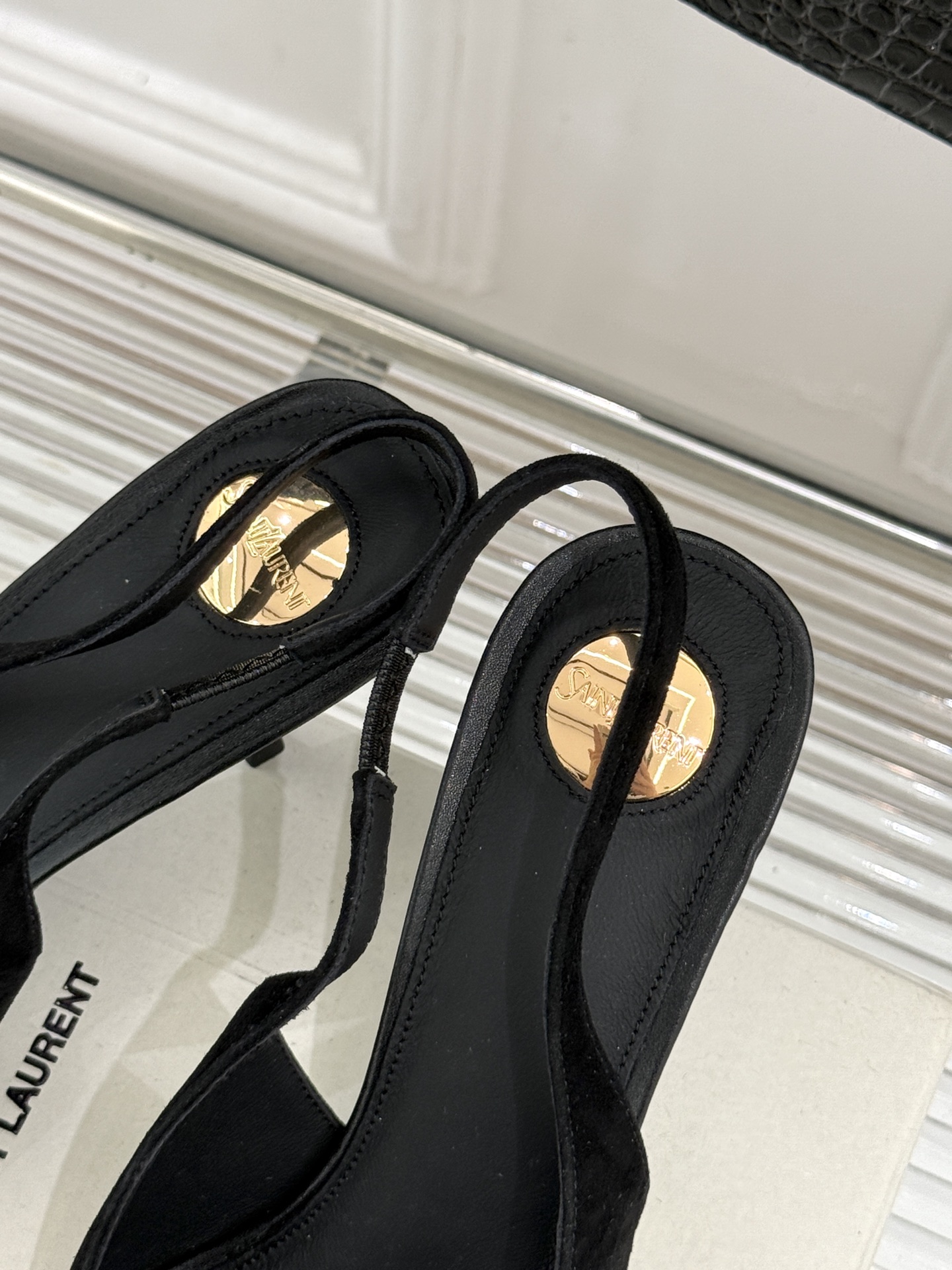 Saint Laurent /圣罗兰YSL经典金属扣尖头后空高跟凉鞋镌刻法式摩登的利落锋芒。尖头廓形延伸