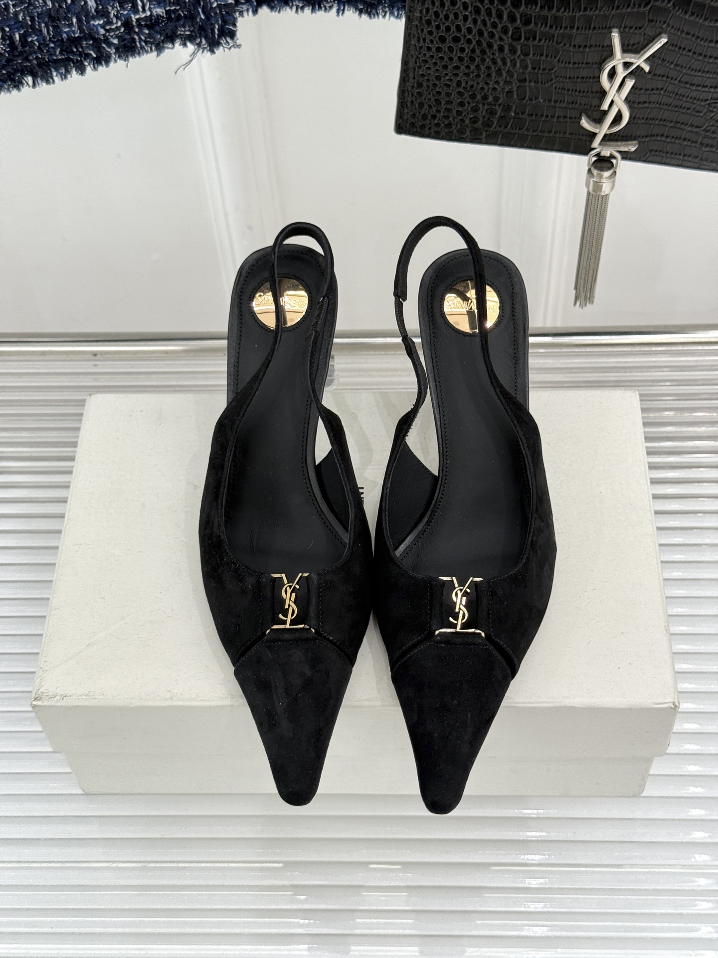Saint Laurent /圣罗兰YSL经典金属扣尖头后空高跟凉鞋镌刻法式摩登的利落锋芒。尖头廓形延伸