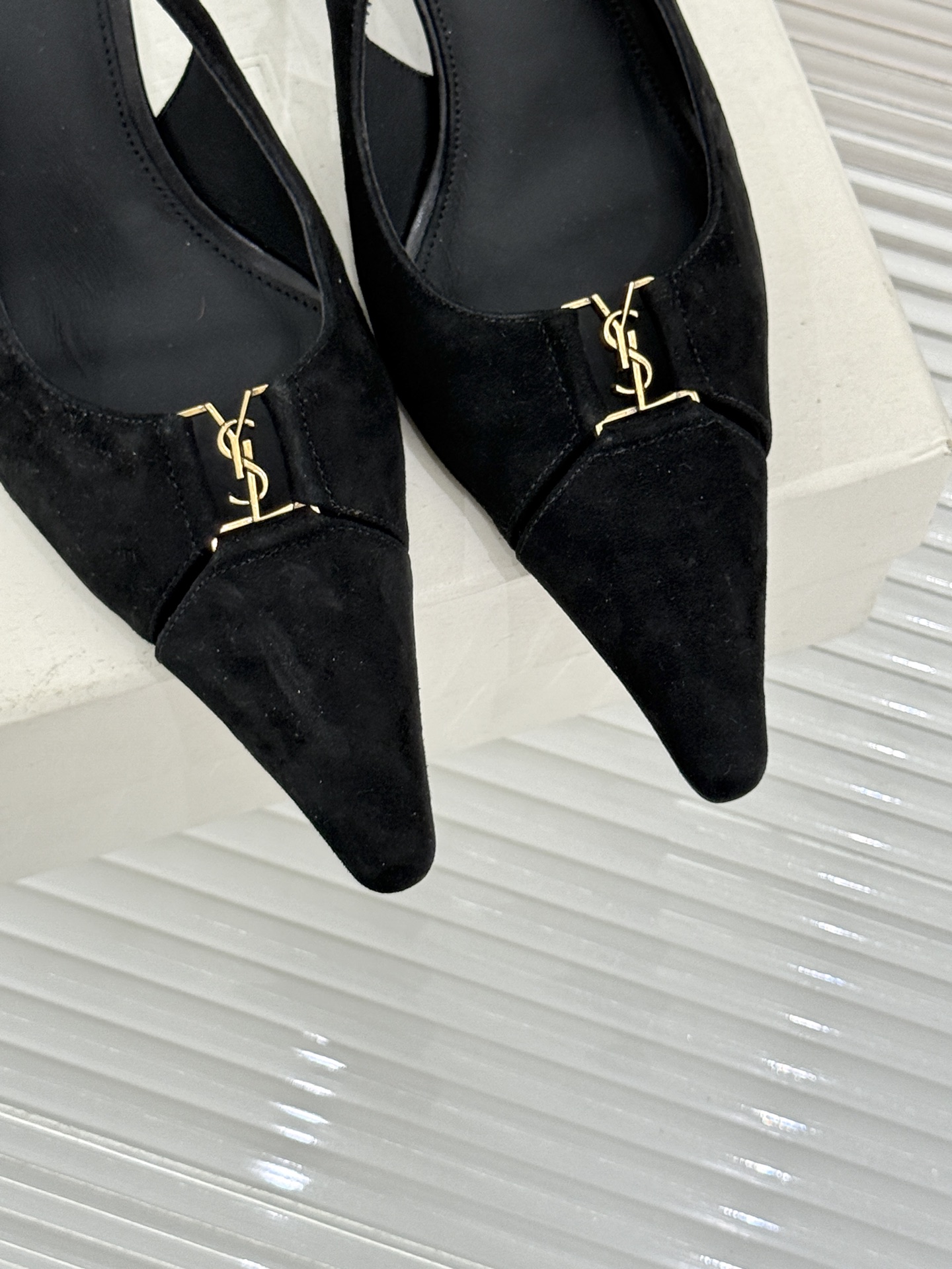 Saint Laurent /圣罗兰YSL经典金属扣尖头后空高跟凉鞋镌刻法式摩登的利落锋芒。尖头廓形延伸