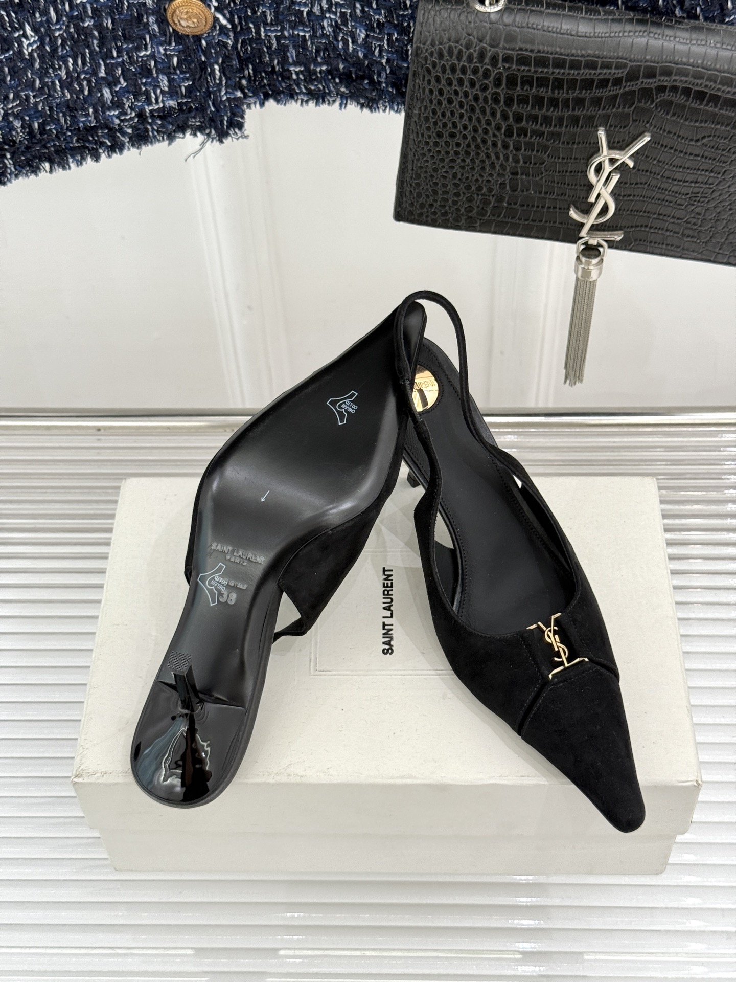 Saint Laurent /圣罗兰YSL经典金属扣尖头后空高跟凉鞋镌刻法式摩登的利落锋芒。尖头廓形延伸