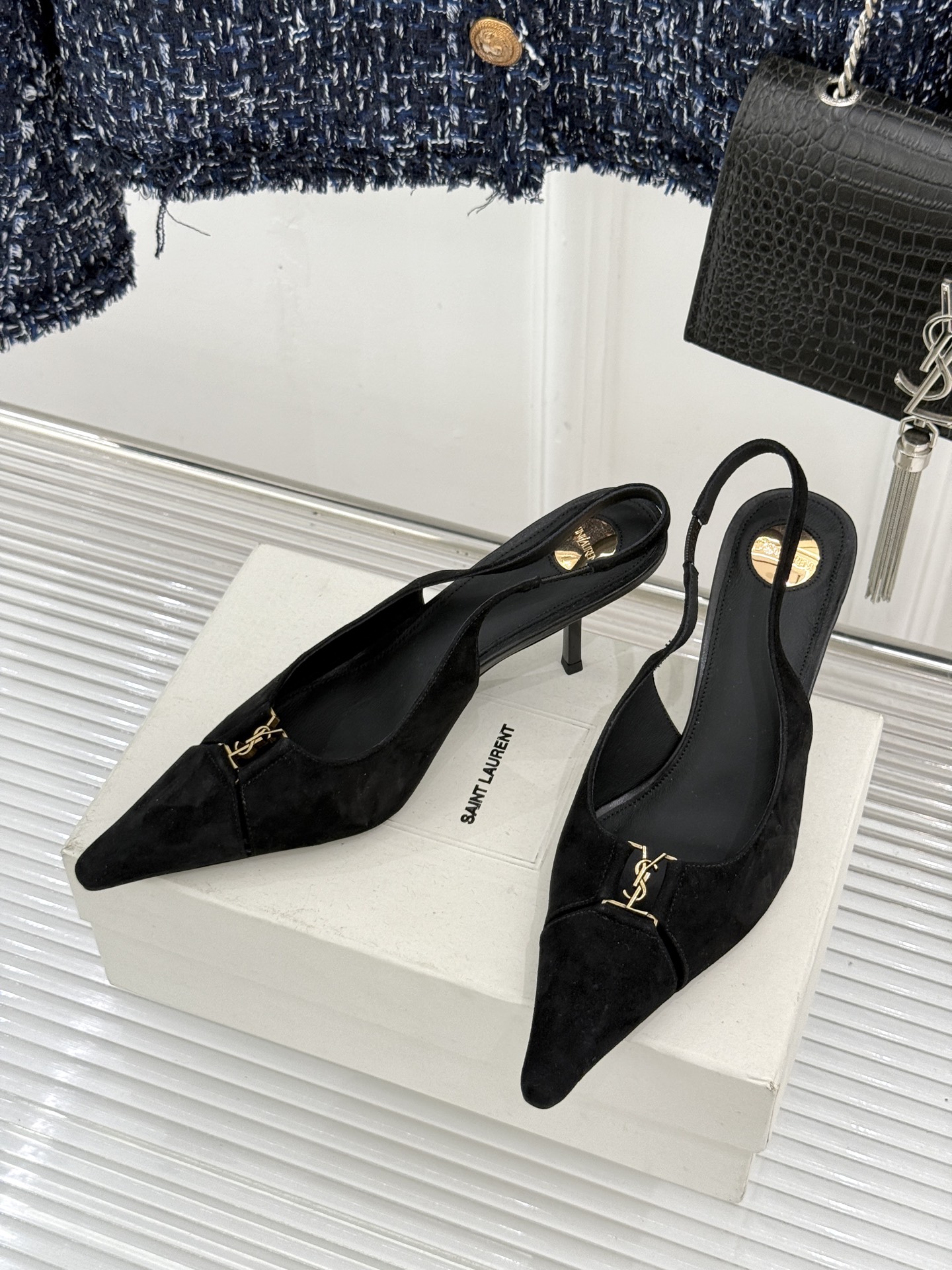 Saint Laurent /圣罗兰YSL经典金属扣尖头后空高跟凉鞋镌刻法式摩登的利落锋芒。尖头廓形延伸