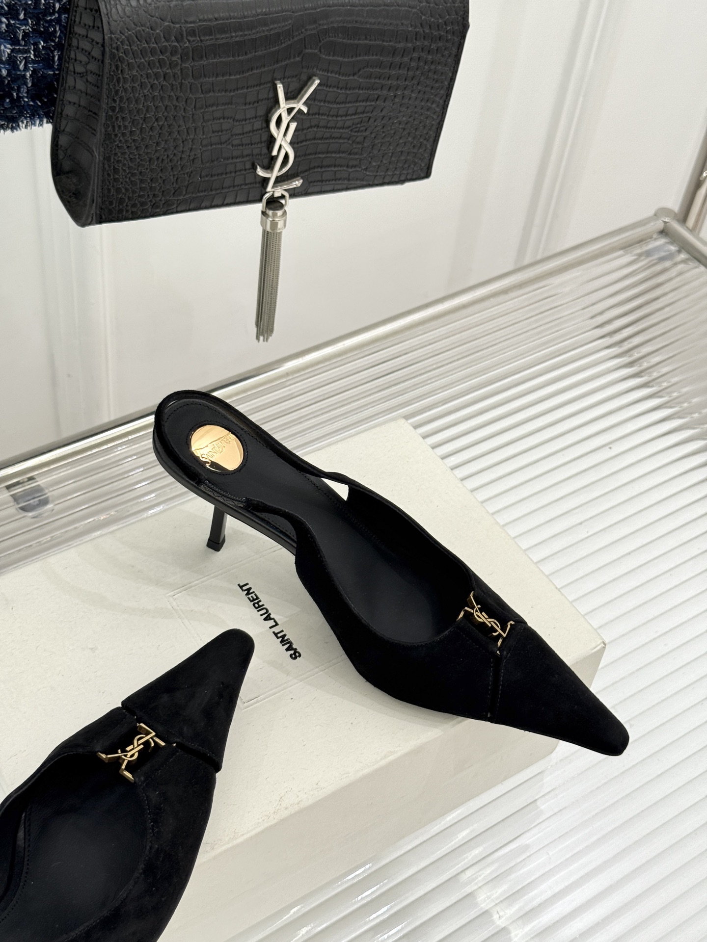 Saint Laurent /圣罗兰YSL经典金属扣尖头后空高跟凉鞋镌刻法式摩登的利落锋芒。尖头廓形延伸