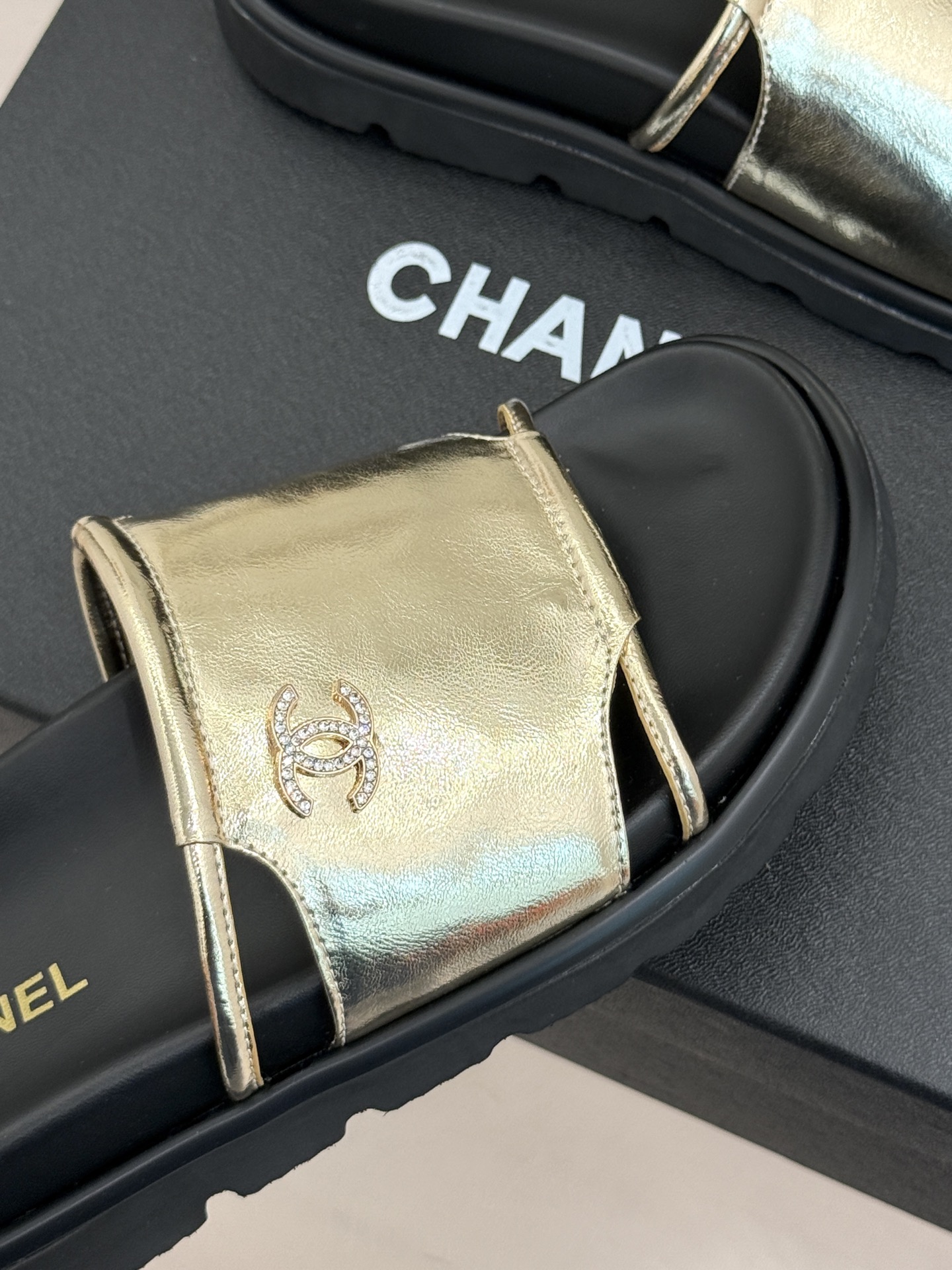 CHANE*｜小香春夏新品双C一字带厚底休闲拖鞋将法式慵懒与经典奢感完美融合。标志性金属双C缀于细腻一字