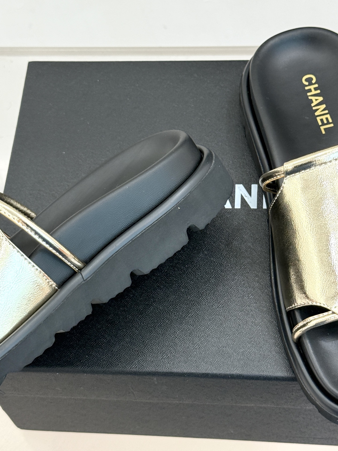 CHANE*｜小香春夏新品双C一字带厚底休闲拖鞋将法式慵懒与经典奢感完美融合。标志性金属双C缀于细腻一字