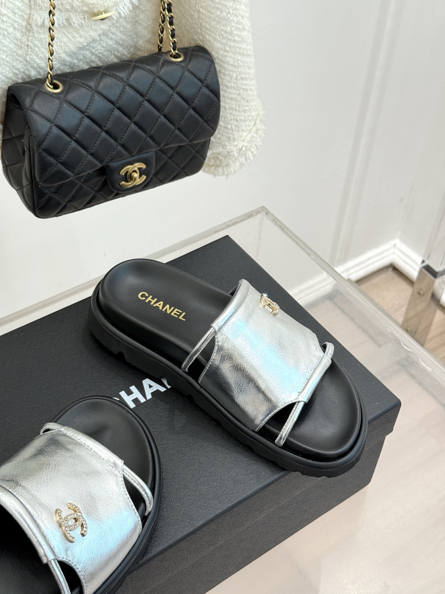CHANE*｜小香春夏新品双C一字带厚底休闲拖鞋将法式慵懒与经典奢感完美融合。标志性金属双C缀于细腻一字