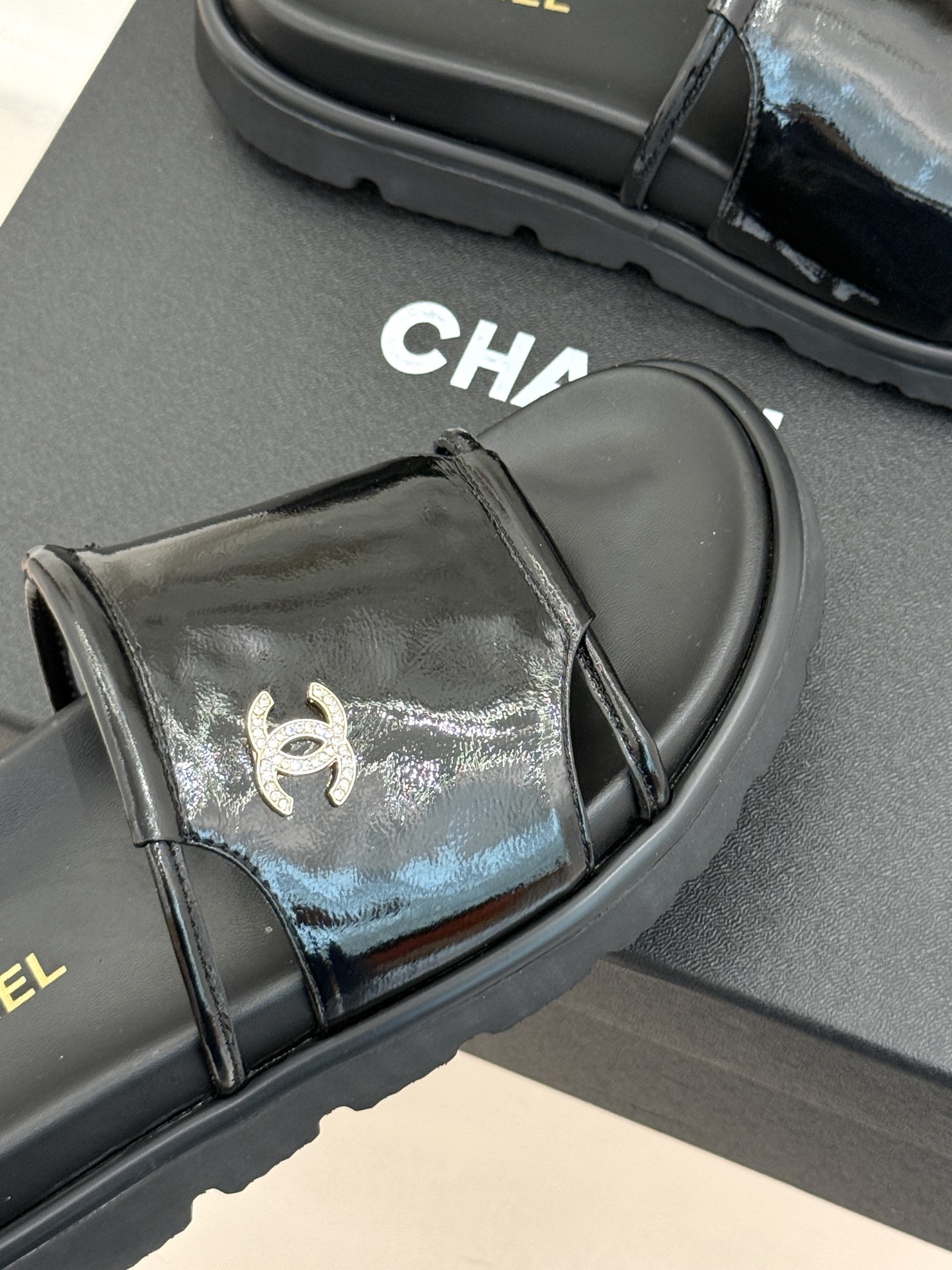 CHANE*｜小香春夏新品双C一字带厚底休闲拖鞋将法式慵懒与经典奢感完美融合。标志性金属双C缀于细腻一字