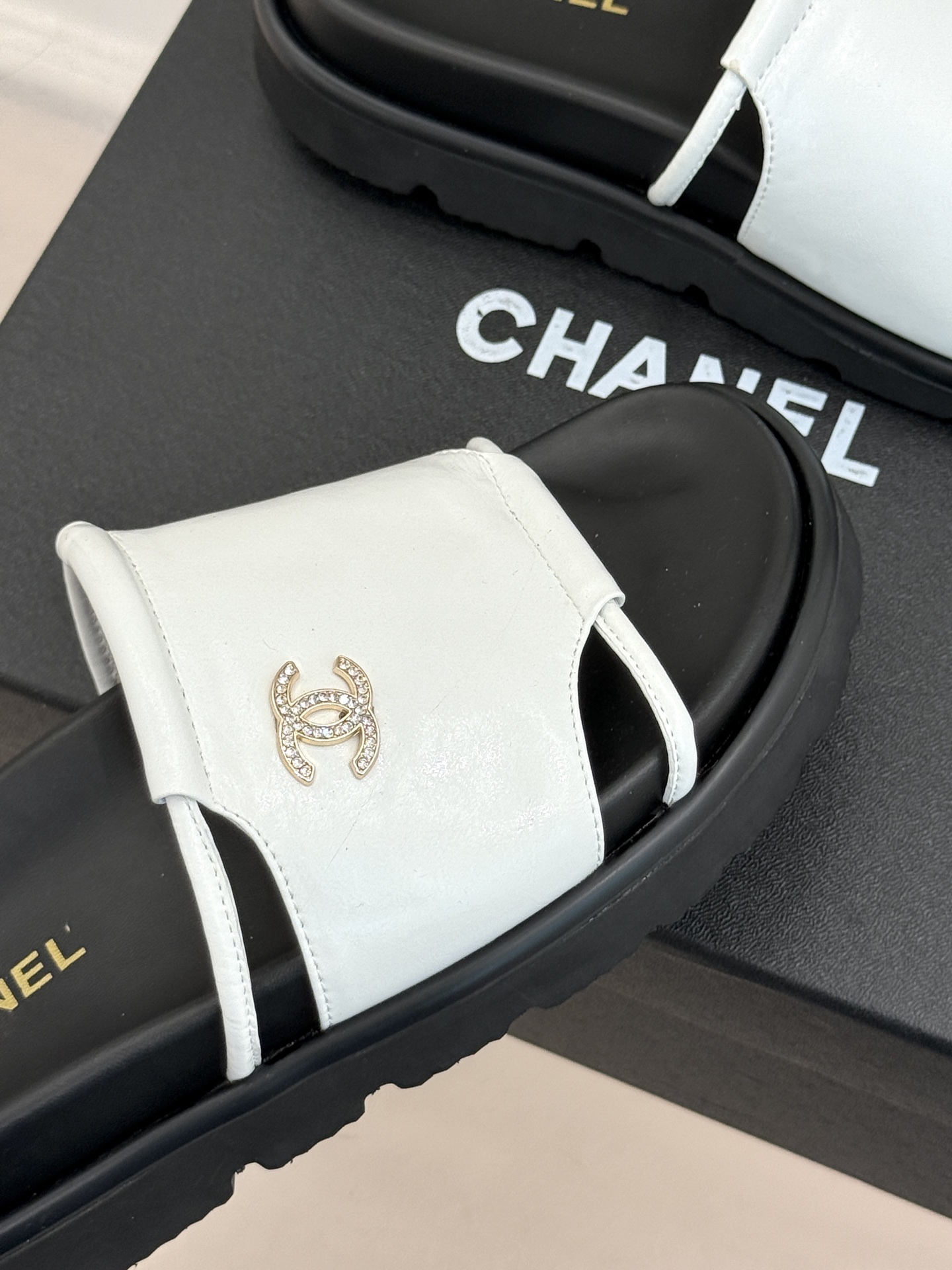 CHANE*｜小香春夏新品双C一字带厚底休闲拖鞋将法式慵懒与经典奢感完美融合。标志性金属双C缀于细腻一字