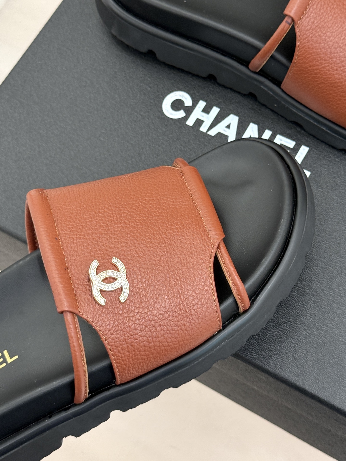 CHANE*｜小香春夏新品双C一字带厚底休闲拖鞋将法式慵懒与经典奢感完美融合。标志性金属双C缀于细腻一字