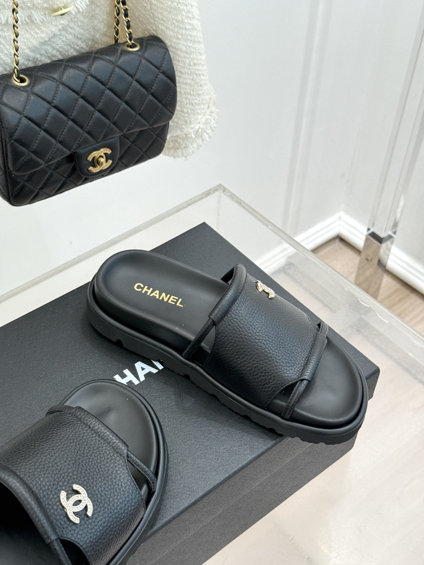 CHANE*｜小香春夏新品双C一字带厚底休闲拖鞋将法式慵懒与经典奢感完美融合。标志性金属双C缀于细腻一字