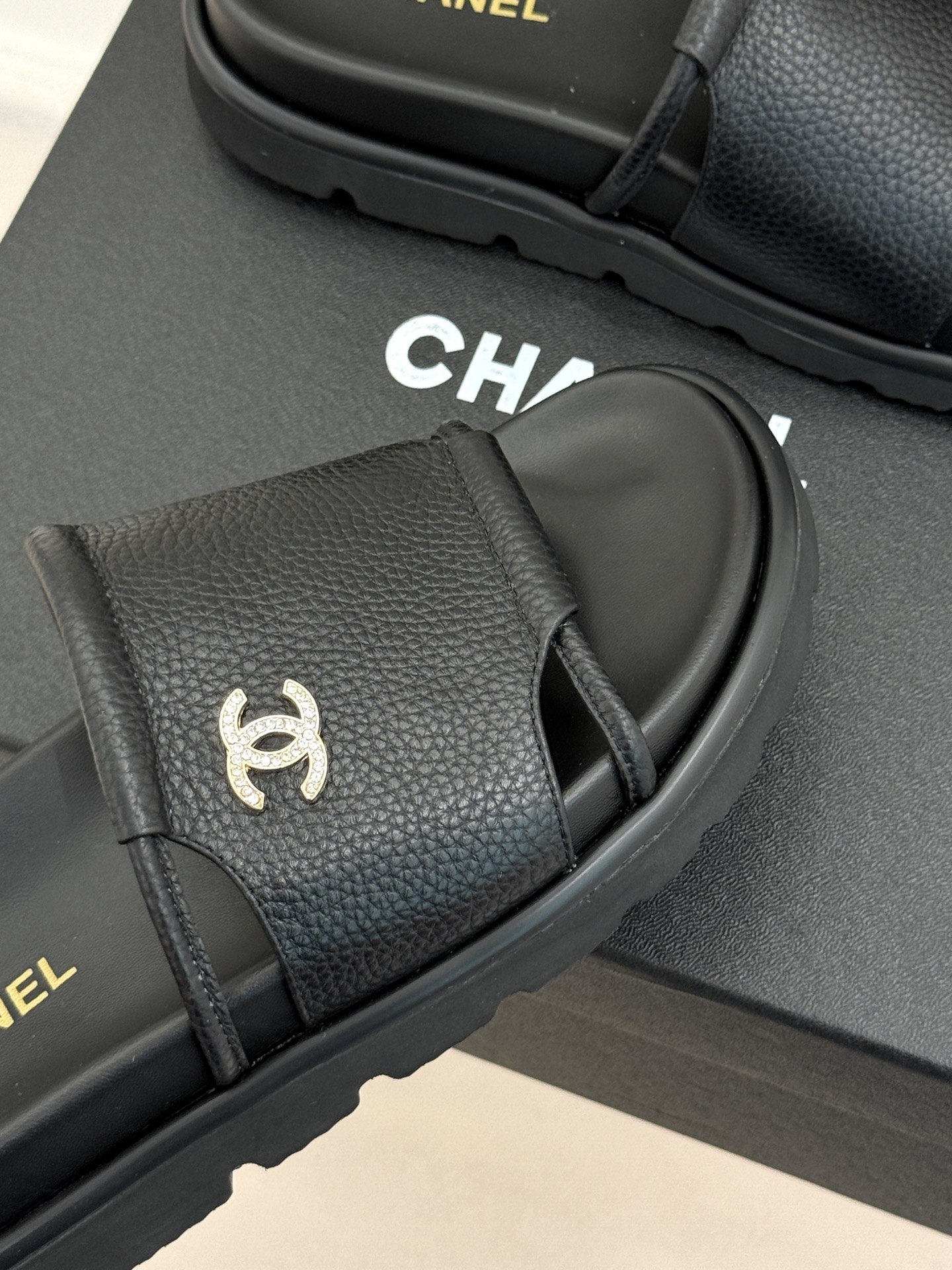 CHANE*｜小香春夏新品双C一字带厚底休闲拖鞋将法式慵懒与经典奢感完美融合。标志性金属双C缀于细腻一字
