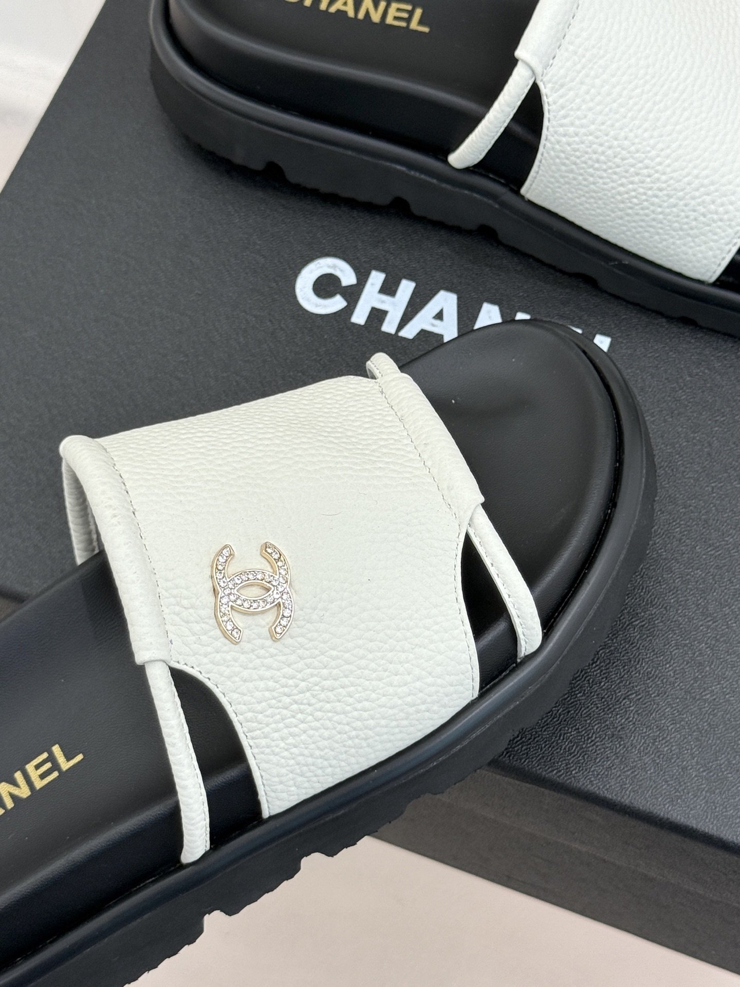CHANE*｜小香春夏新品双C一字带厚底休闲拖鞋将法式慵懒与经典奢感完美融合。标志性金属双C缀于细腻一字