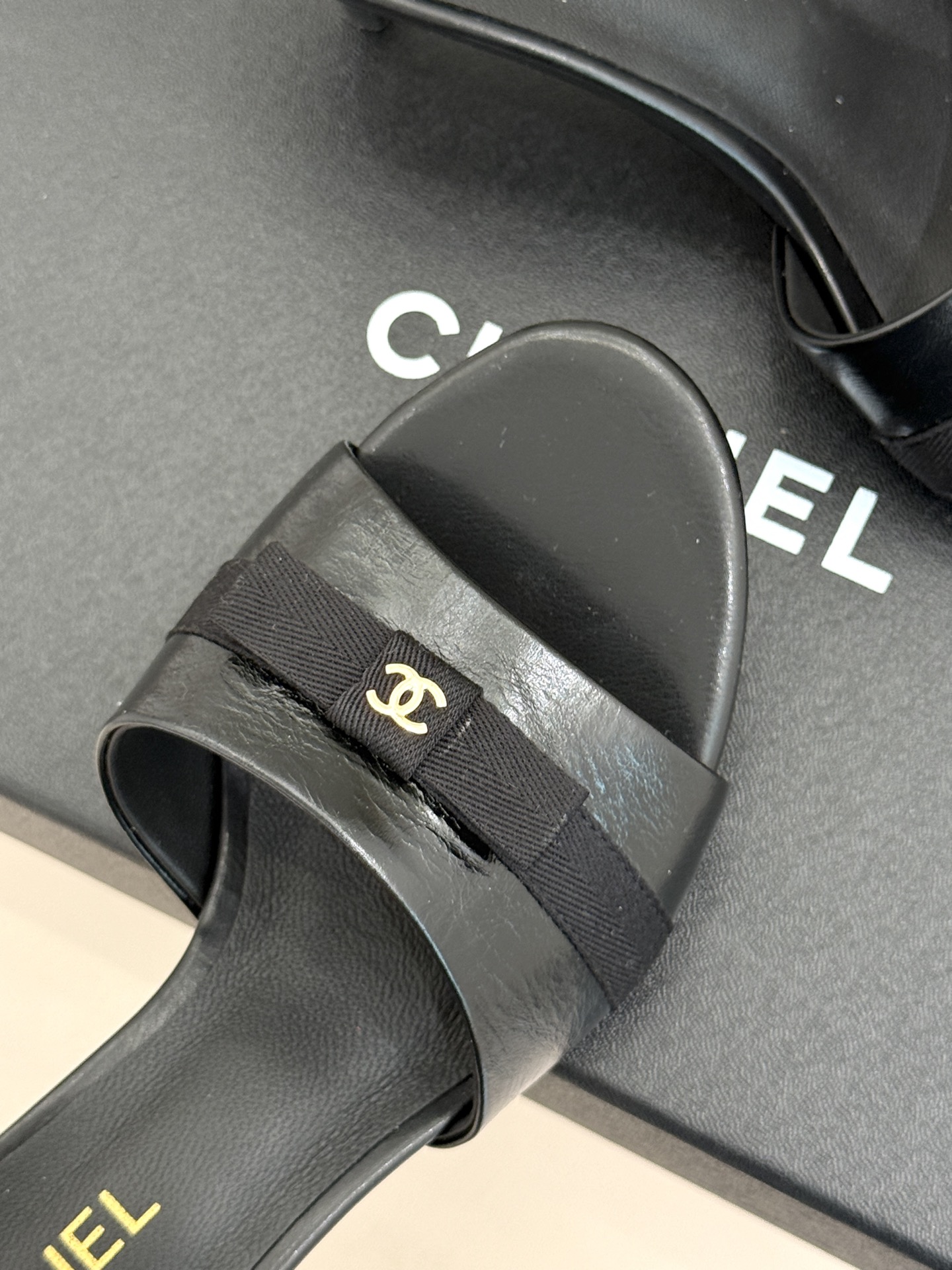CHANE*｜小香经典中古双C蝴蝶结高跟拖鞋凉鞋这系列将经典与温柔揉进步履。细腻皮革勾勒利落鞋型标志性鎏