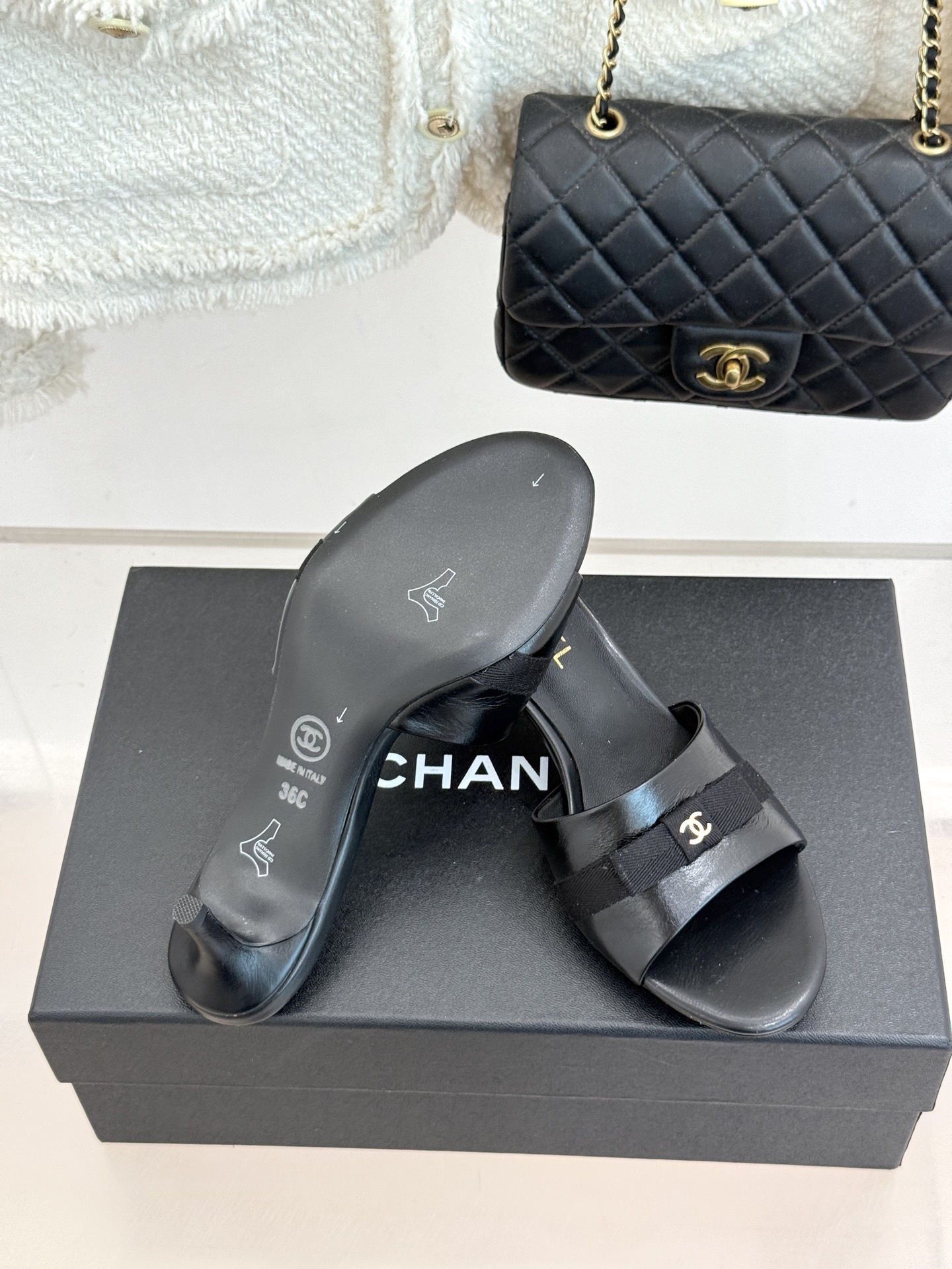CHANE*｜小香经典中古双C蝴蝶结高跟拖鞋凉鞋这系列将经典与温柔揉进步履。细腻皮革勾勒利落鞋型标志性鎏