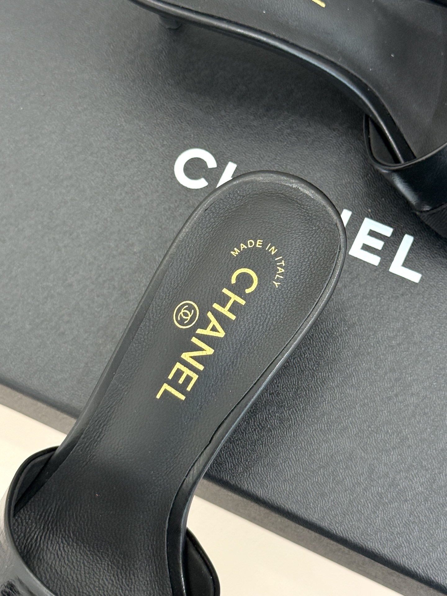 CHANE*｜小香经典中古双C蝴蝶结高跟拖鞋凉鞋这系列将经典与温柔揉进步履。细腻皮革勾勒利落鞋型标志性鎏