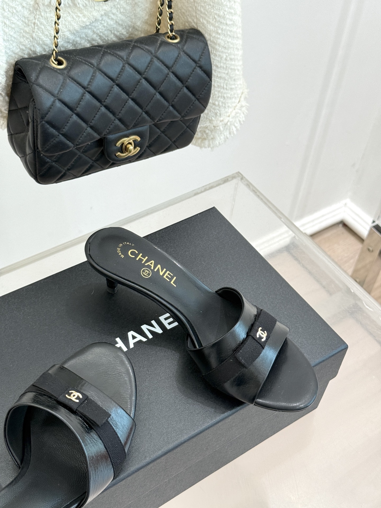 CHANE*｜小香经典中古双C蝴蝶结高跟拖鞋凉鞋这系列将经典与温柔揉进步履。细腻皮革勾勒利落鞋型标志性鎏