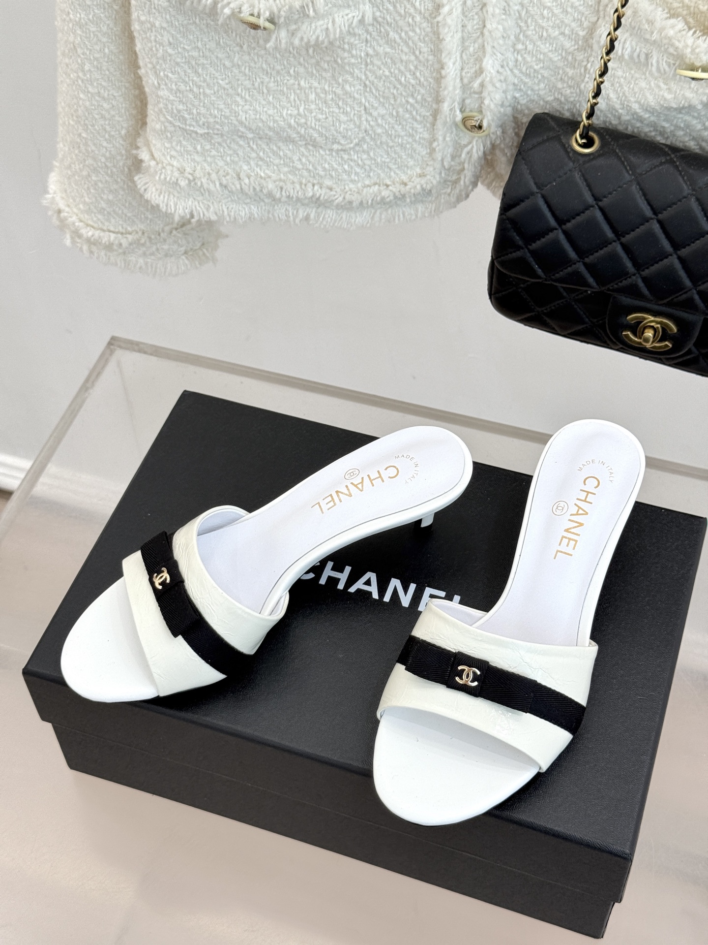 CHANE*｜小香经典中古双C蝴蝶结高跟拖鞋凉鞋这系列将经典与温柔揉进步履。细腻皮革勾勒利落鞋型标志性鎏