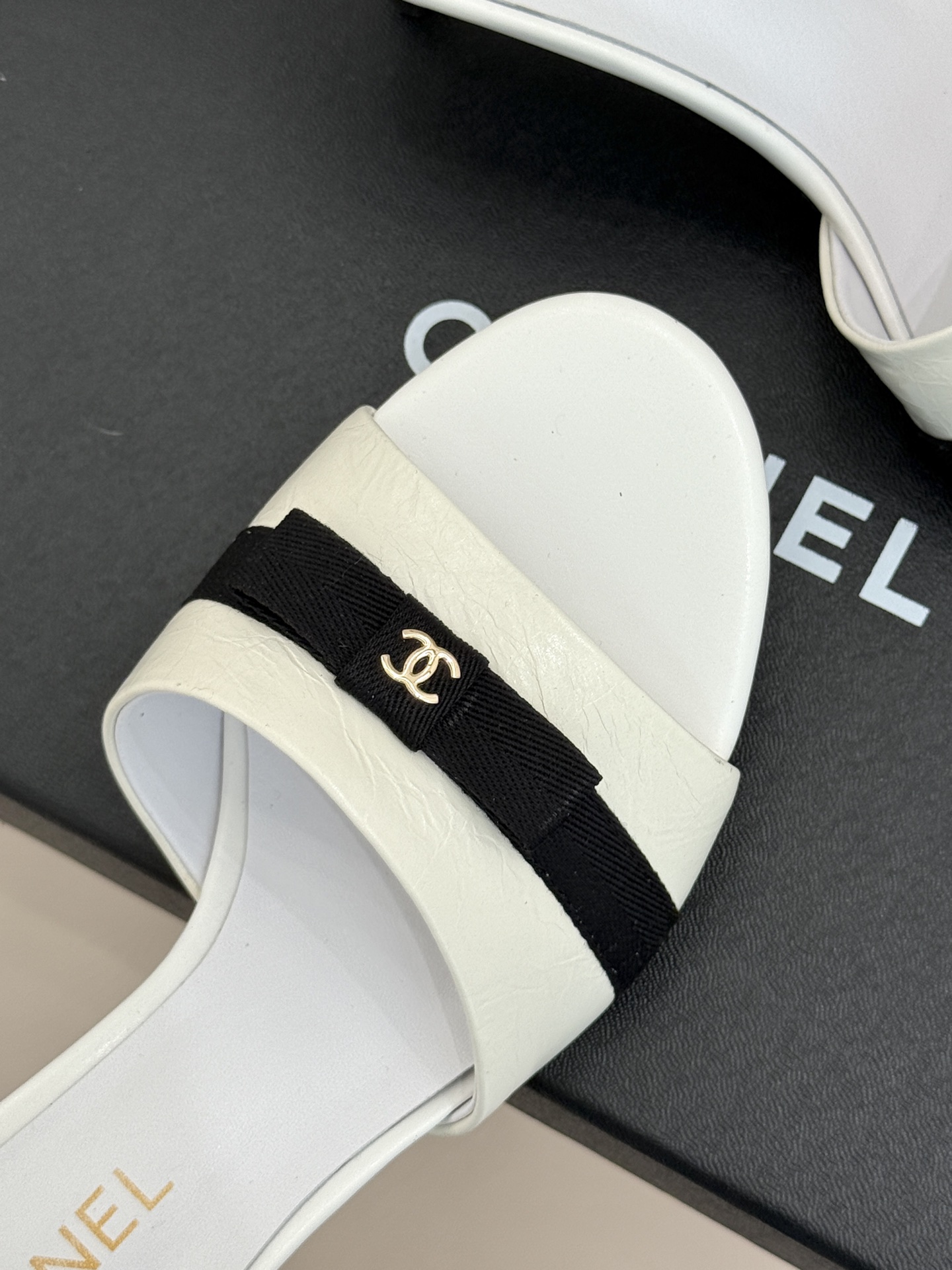 CHANE*｜小香经典中古双C蝴蝶结高跟拖鞋凉鞋这系列将经典与温柔揉进步履。细腻皮革勾勒利落鞋型标志性鎏