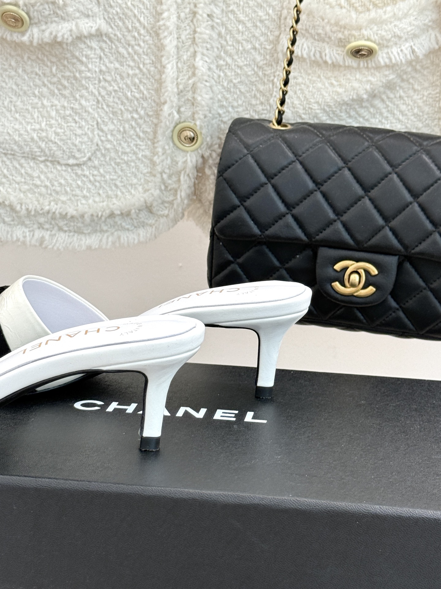 CHANE*｜小香经典中古双C蝴蝶结高跟拖鞋凉鞋这系列将经典与温柔揉进步履。细腻皮革勾勒利落鞋型标志性鎏