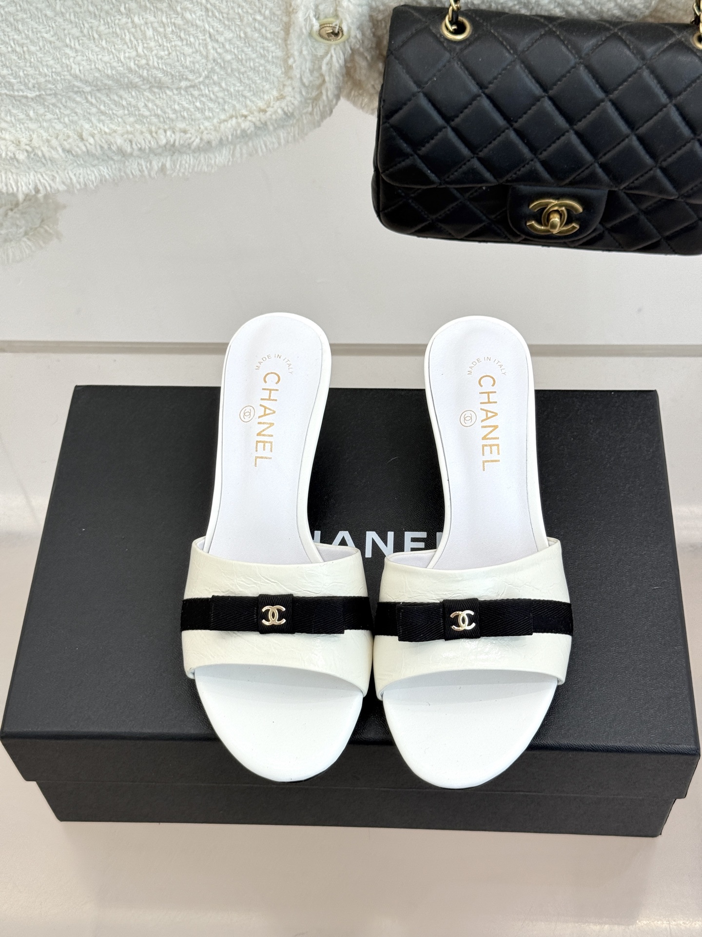 CHANE*｜小香经典中古双C蝴蝶结高跟拖鞋凉鞋这系列将经典与温柔揉进步履。细腻皮革勾勒利落鞋型标志性鎏