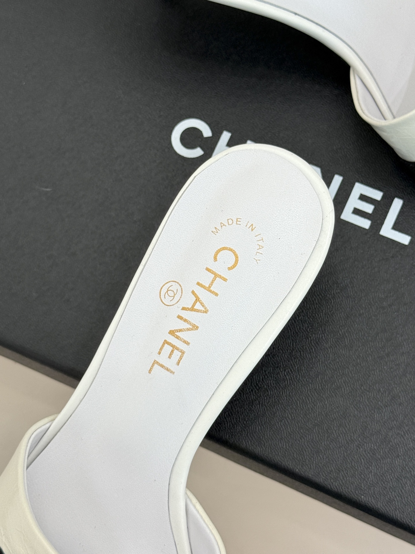 CHANE*｜小香经典中古双C蝴蝶结高跟拖鞋凉鞋这系列将经典与温柔揉进步履。细腻皮革勾勒利落鞋型标志性鎏