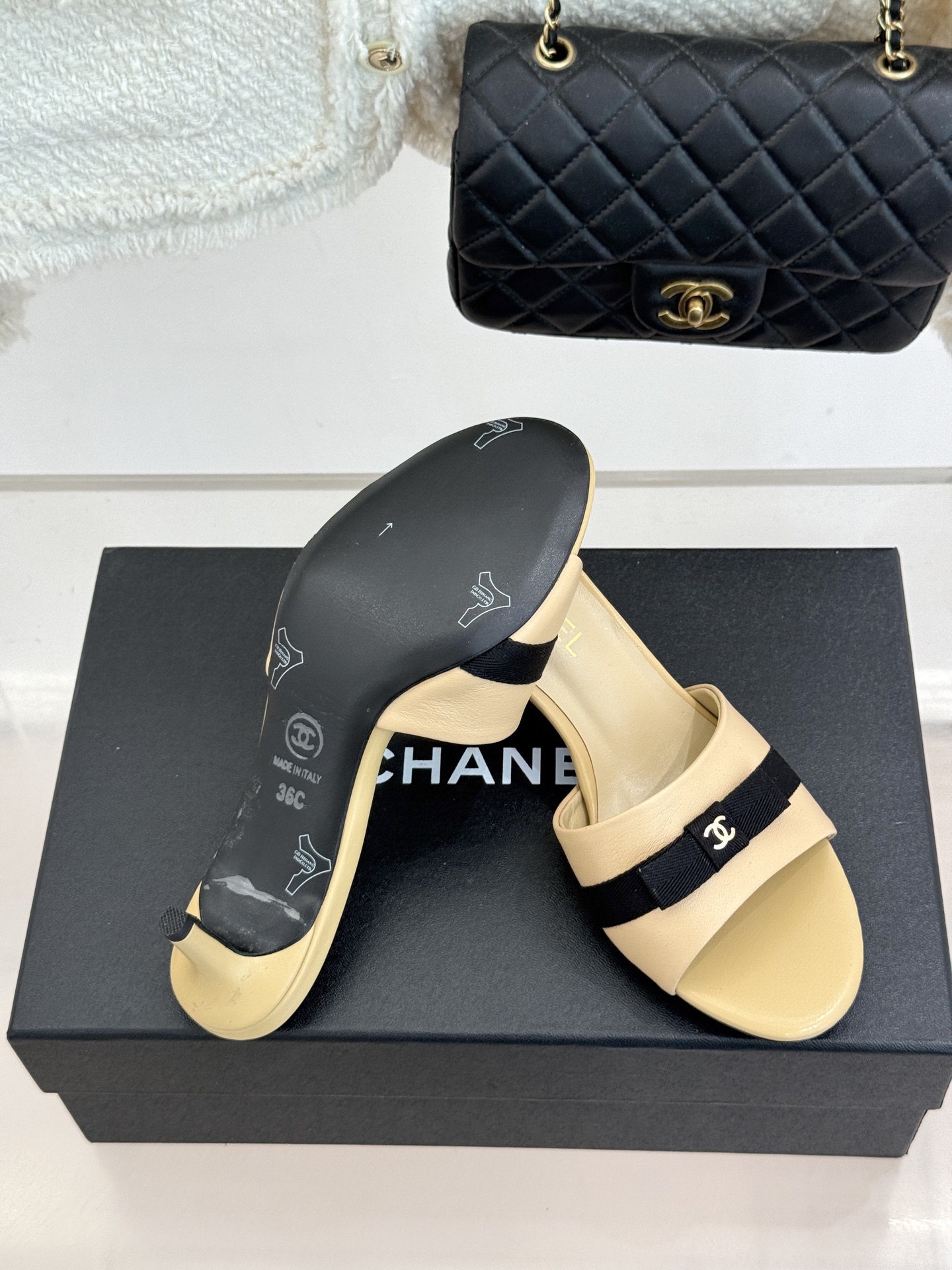 CHANE*｜小香经典中古双C蝴蝶结高跟拖鞋凉鞋这系列将经典与温柔揉进步履。细腻皮革勾勒利落鞋型标志性鎏