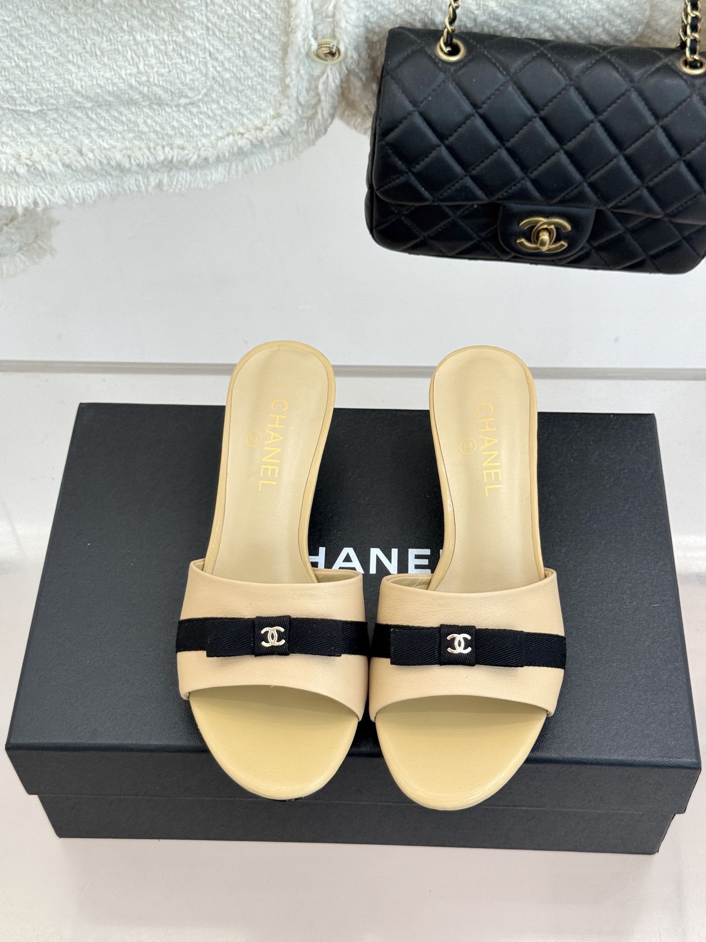 CHANE*｜小香经典中古双C蝴蝶结高跟拖鞋凉鞋这系列将经典与温柔揉进步履。细腻皮革勾勒利落鞋型标志性鎏