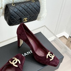 CHANE*|小香26M新品走秀金属大双C扣方头粗跟高跟鞋复刻高定秀场复古摩登气场。标志性金属大双C扣夺 CHANE*|小香26M新品走秀金属大双C扣方头粗跟高跟鞋复刻高定秀场复古摩登气场。标志性金属大双C扣夺