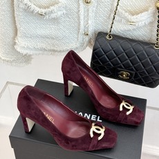 CHANE*|小香26M新品走秀金属大双C扣方头粗跟高跟鞋复刻高定秀场复古摩登气场。标志性金属大双C扣夺 CHANE*|小香26M新品走秀金属大双C扣方头粗跟高跟鞋复刻高定秀场复古摩登气场。标志性金属大双C扣夺