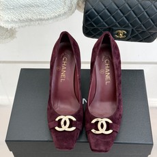 CHANE*|小香26M新品走秀金属大双C扣方头粗跟高跟鞋复刻高定秀场复古摩登气场。标志性金属大双C扣夺 CHANE*|小香26M新品走秀金属大双C扣方头粗跟高跟鞋复刻高定秀场复古摩登气场。标志性金属大双C扣夺