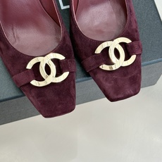 CHANE*|小香26M新品走秀金属大双C扣方头粗跟高跟鞋复刻高定秀场复古摩登气场。标志性金属大双C扣夺 CHANE*|小香26M新品走秀金属大双C扣方头粗跟高跟鞋复刻高定秀场复古摩登气场。标志性金属大双C扣夺
