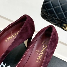 CHANE*|小香26M新品走秀金属大双C扣方头粗跟高跟鞋复刻高定秀场复古摩登气场。标志性金属大双C扣夺 CHANE*|小香26M新品走秀金属大双C扣方头粗跟高跟鞋复刻高定秀场复古摩登气场。标志性金属大双C扣夺