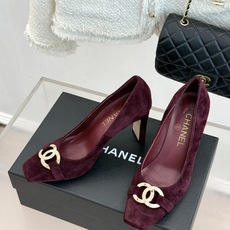CHANE*|小香26M新品走秀金属大双C扣方头粗跟高跟鞋复刻高定秀场复古摩登气场。标志性金属大双C扣夺 CHANE*|小香26M新品走秀金属大双C扣方头粗跟高跟鞋复刻高定秀场复古摩登气场。标志性金属大双C扣夺